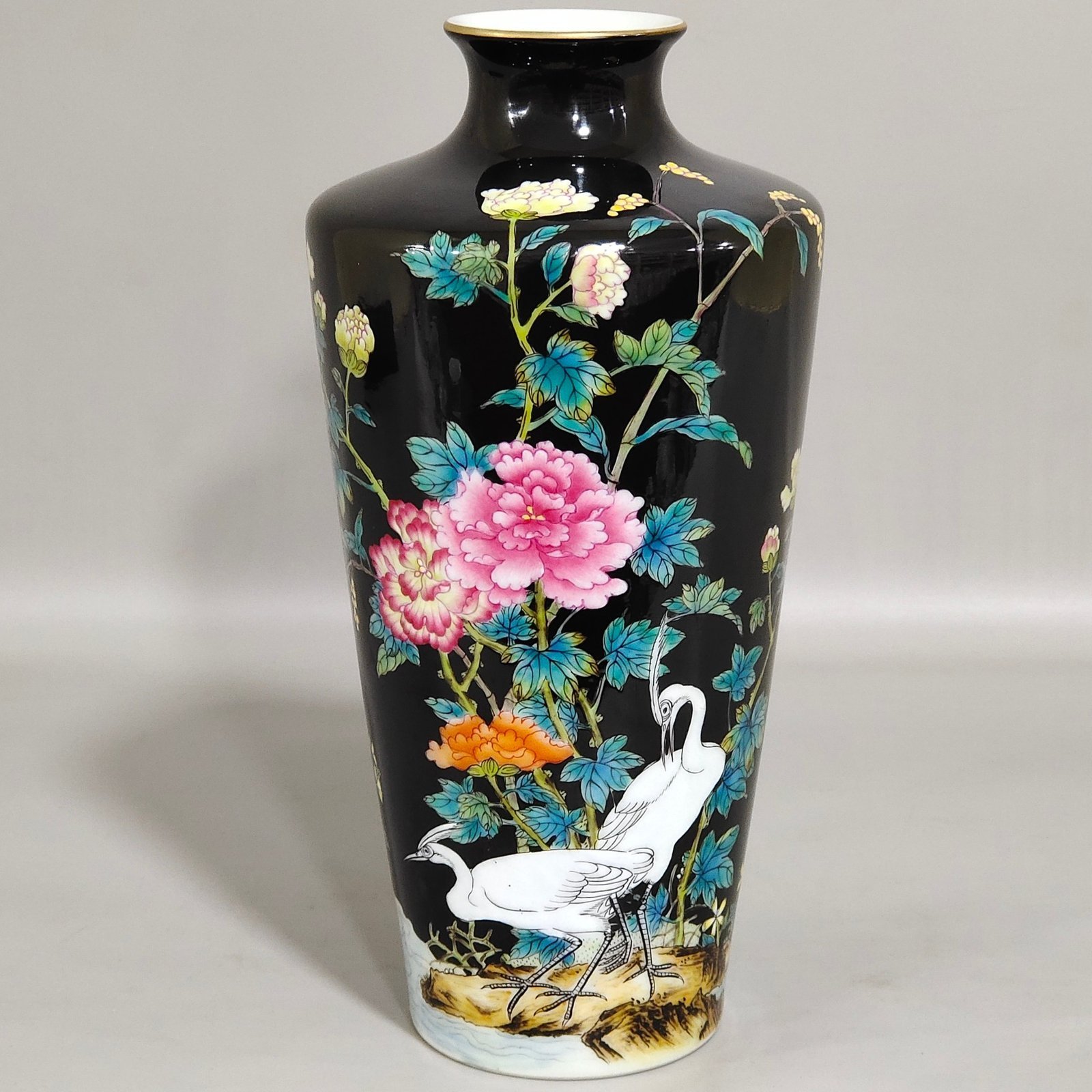 Qing Dynasty Yongzheng black gold glazed floral egret folded shoulder plum vase