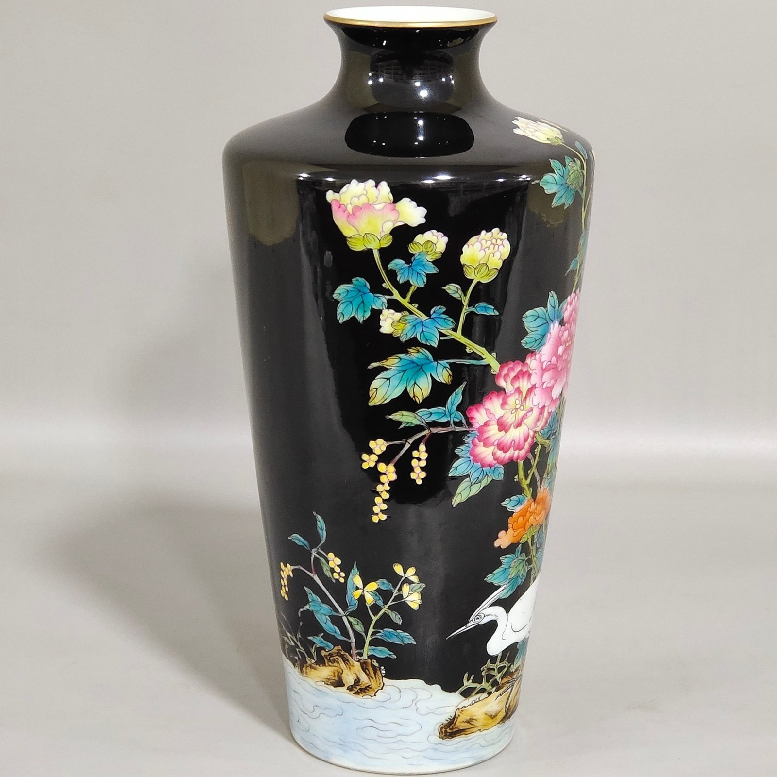 Qing Dynasty Yongzheng black gold glazed floral egret folded shoulder plum vase