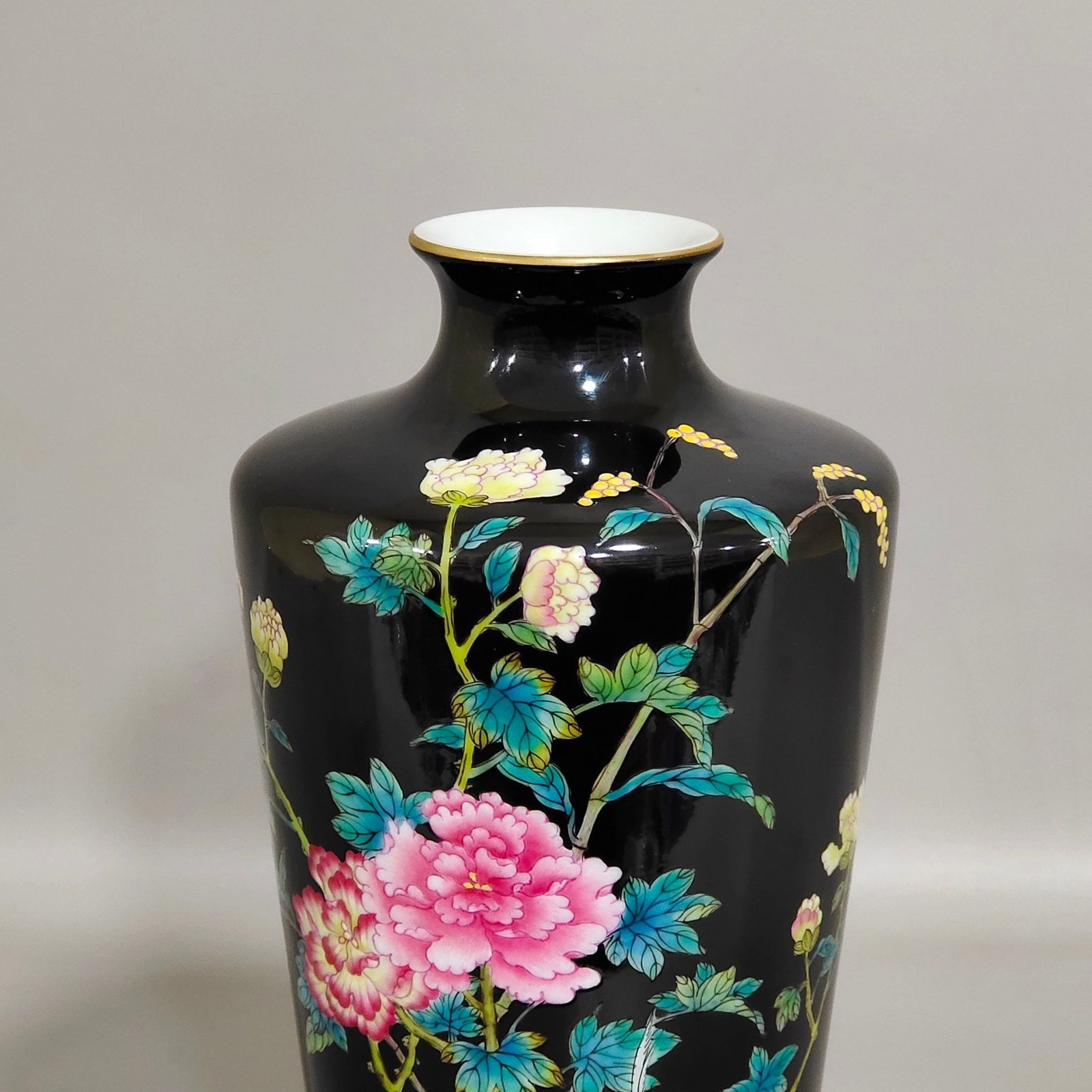 Qing Dynasty Yongzheng black gold glazed floral egret folded shoulder plum vase