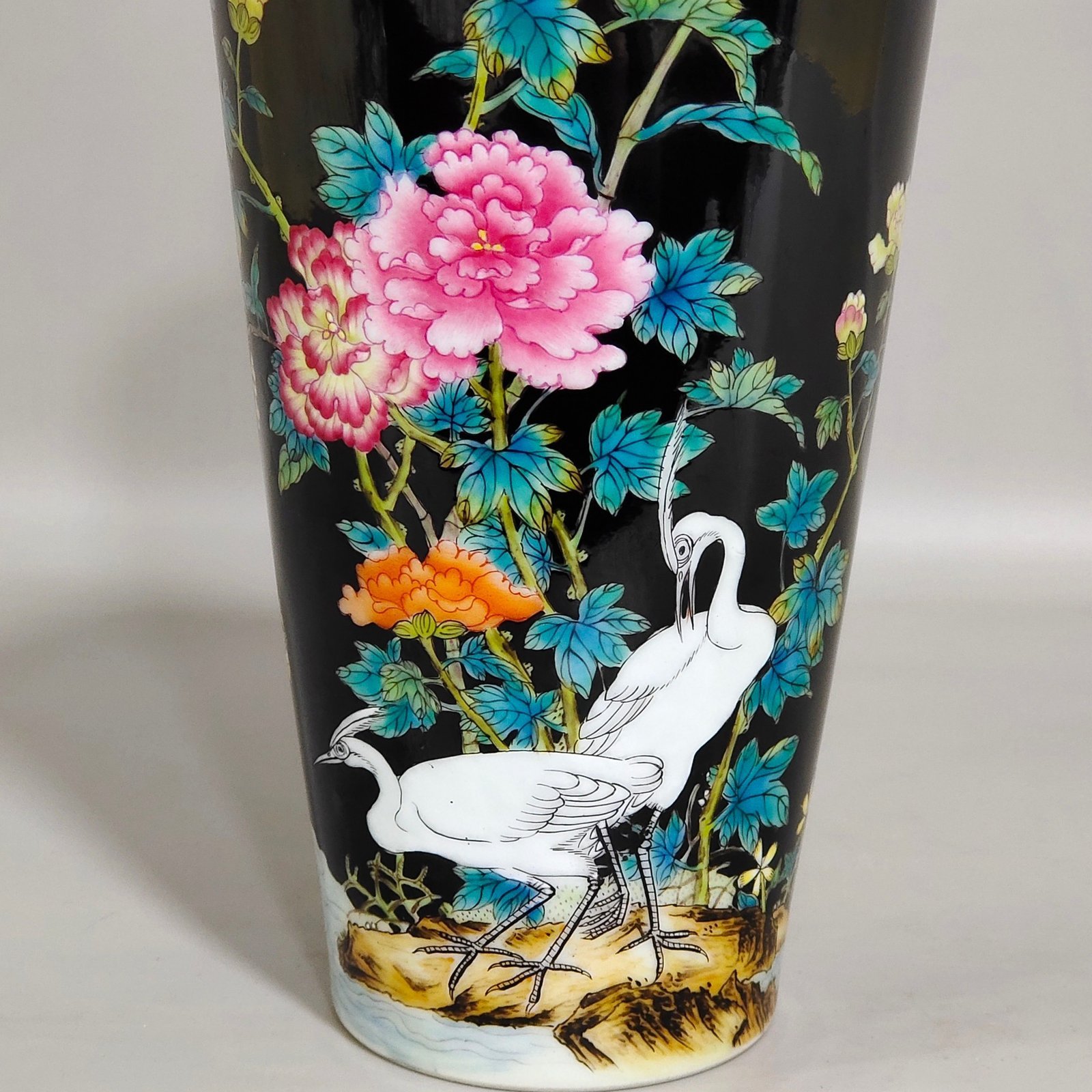 Qing Dynasty Yongzheng black gold glazed floral egret folded shoulder plum vase