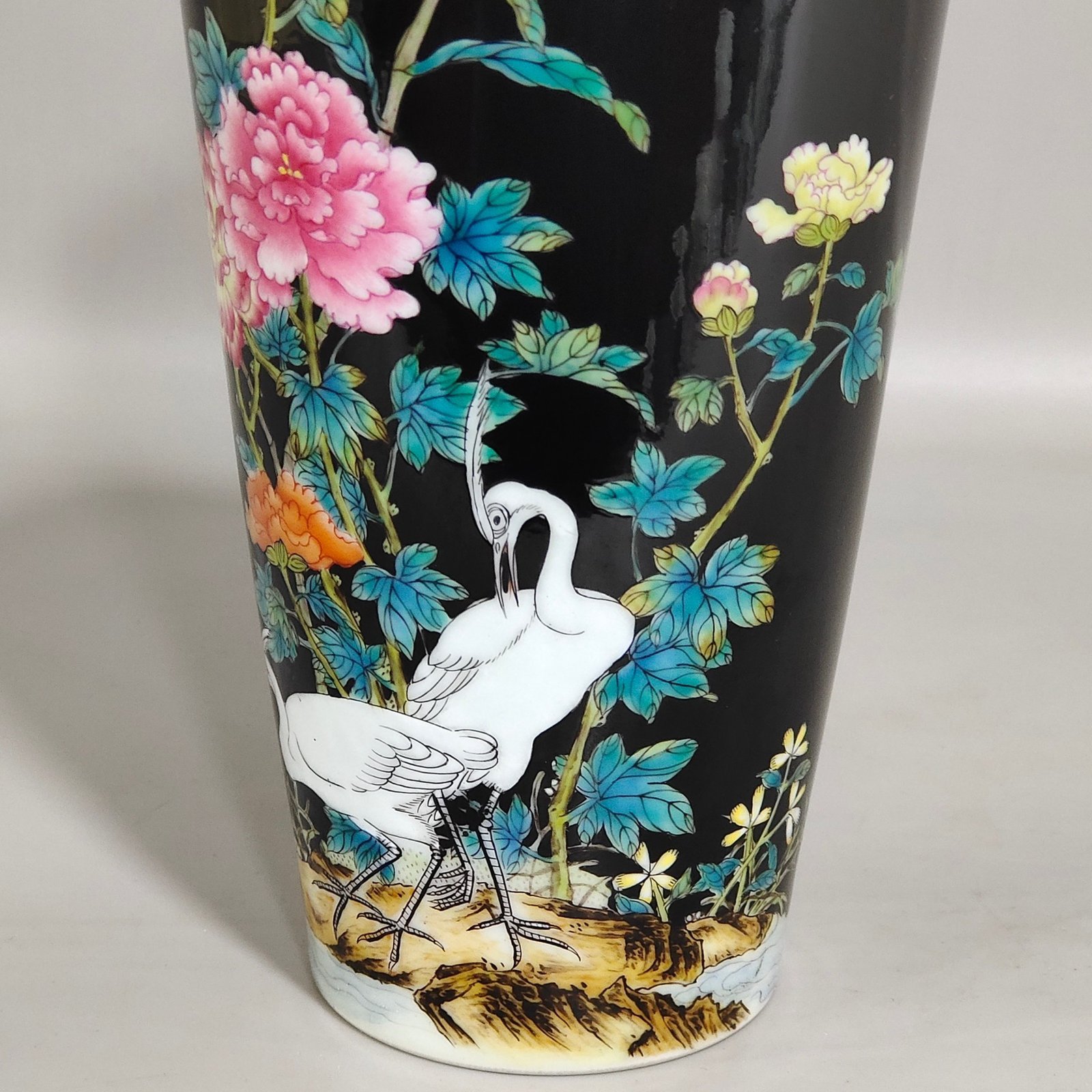Qing Dynasty Yongzheng black gold glazed floral egret folded shoulder plum vase