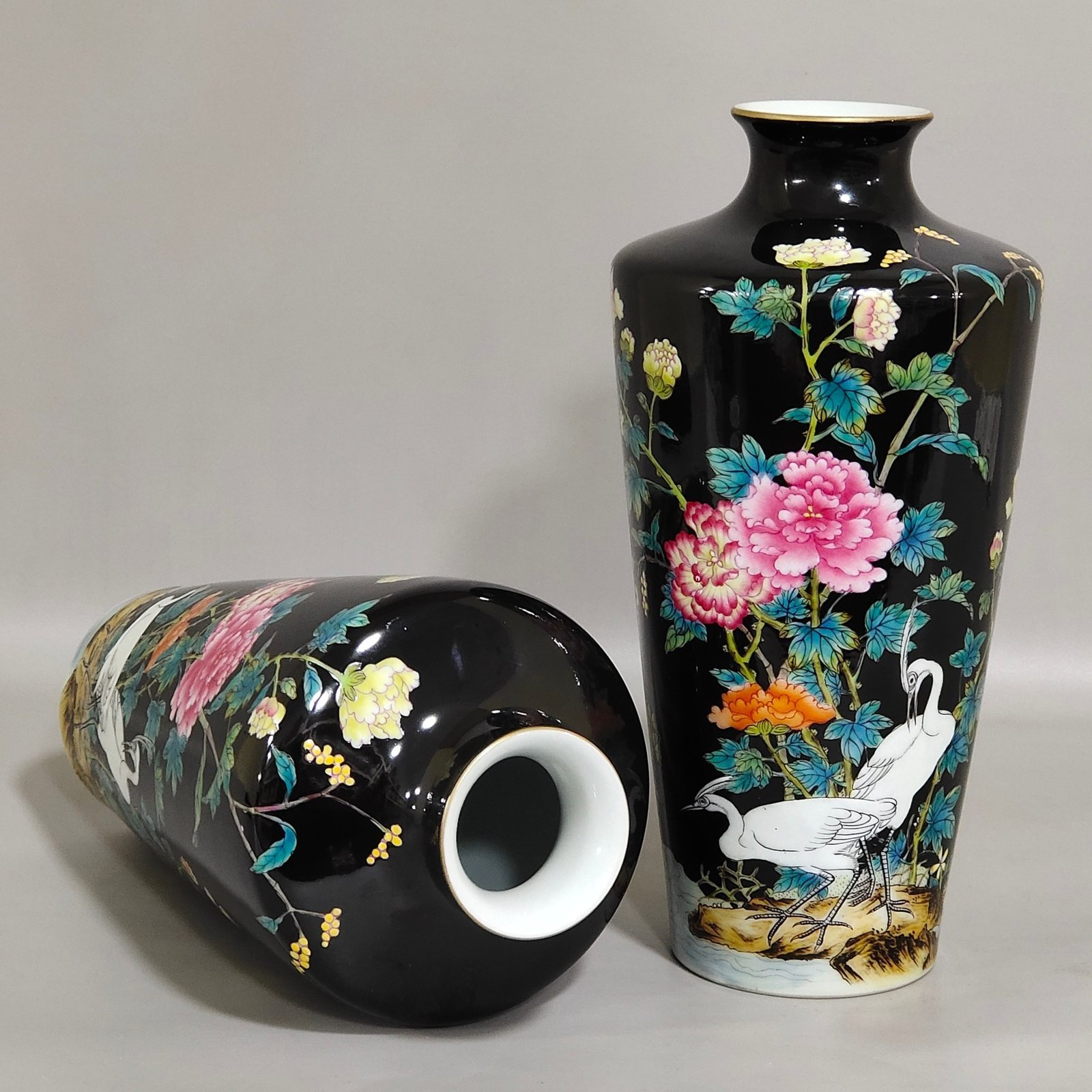Qing Dynasty Yongzheng black gold glazed floral egret folded shoulder plum vase
