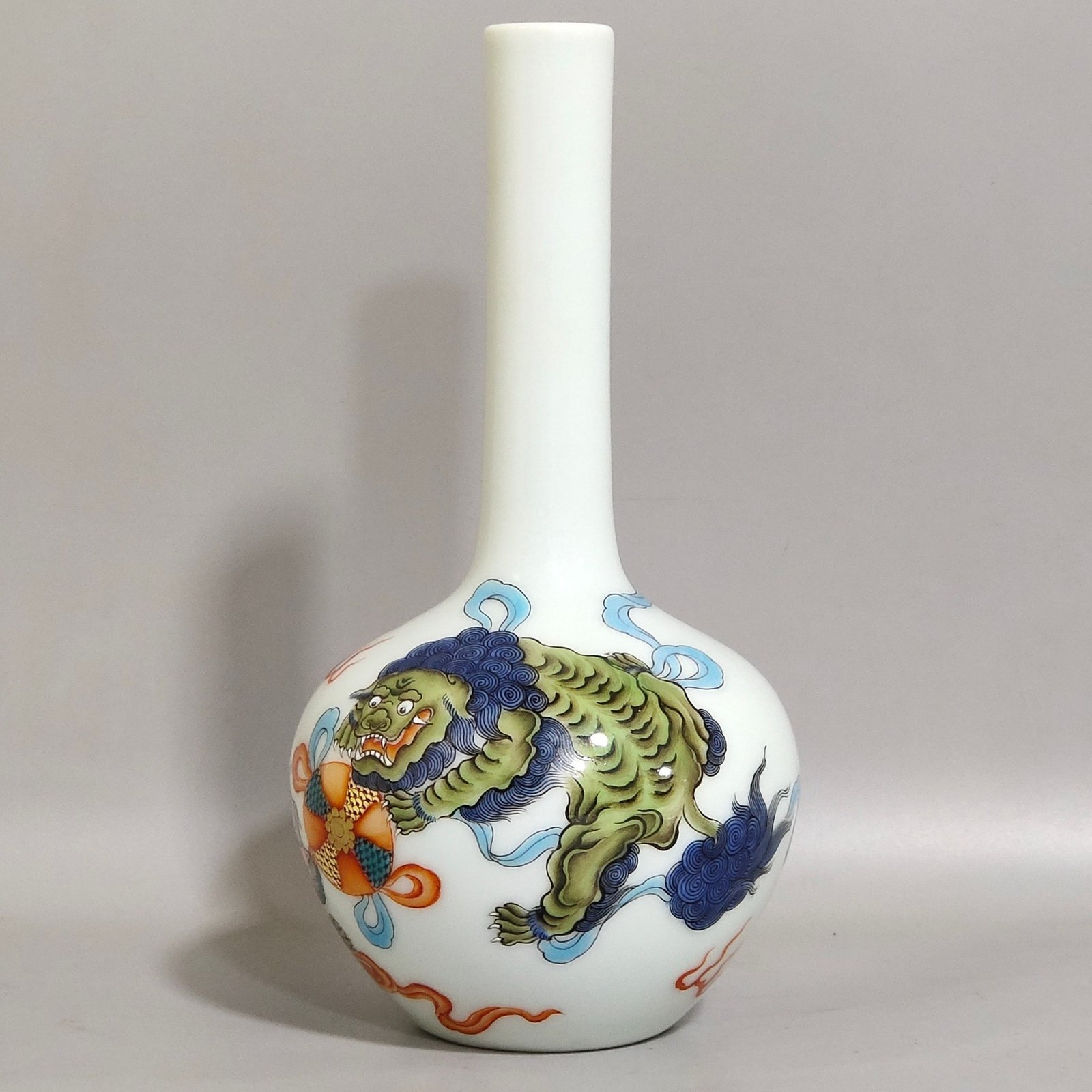 Qing Dynasty Yongzheng Everything Ruyi flask