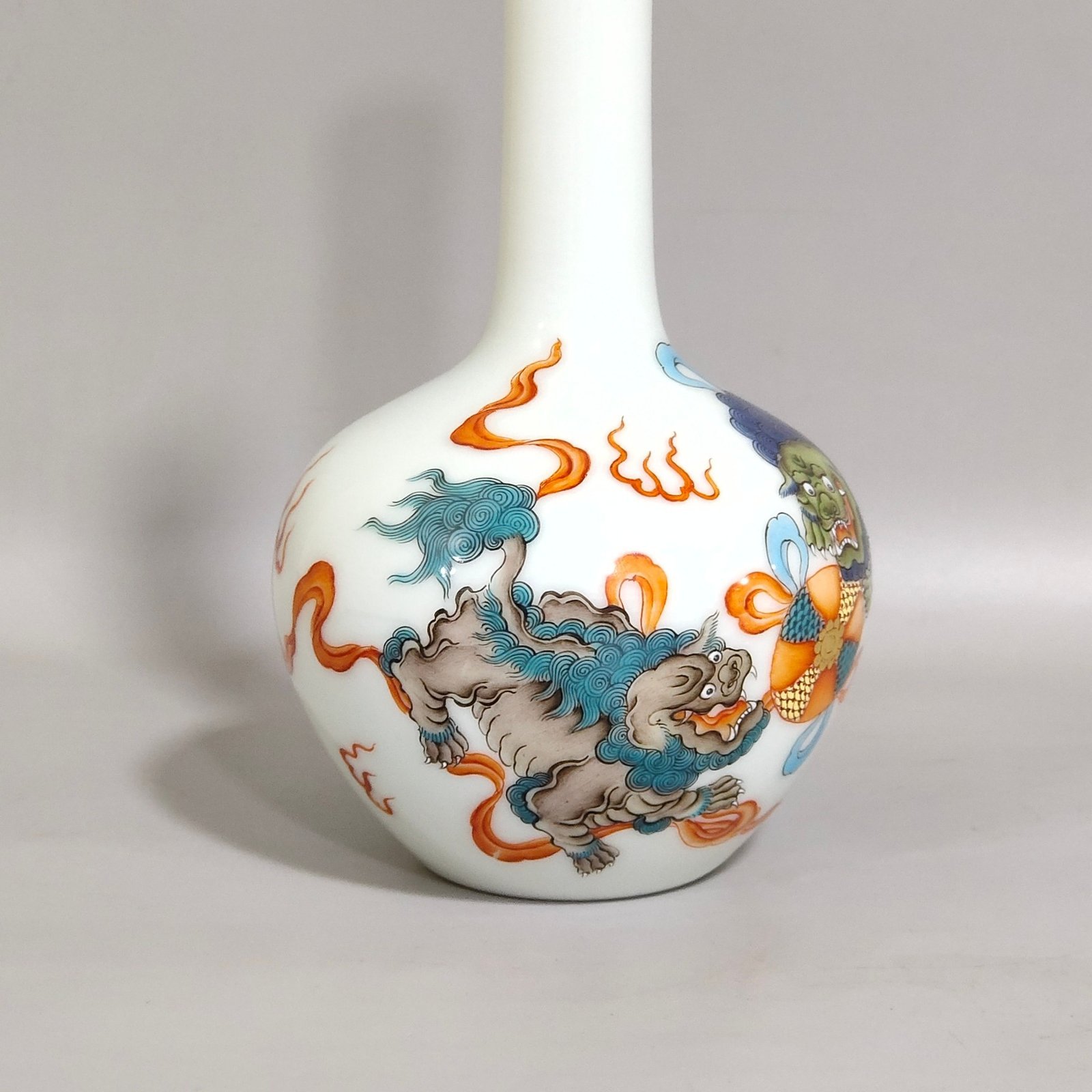 Qing Dynasty Yongzheng Everything Ruyi flask