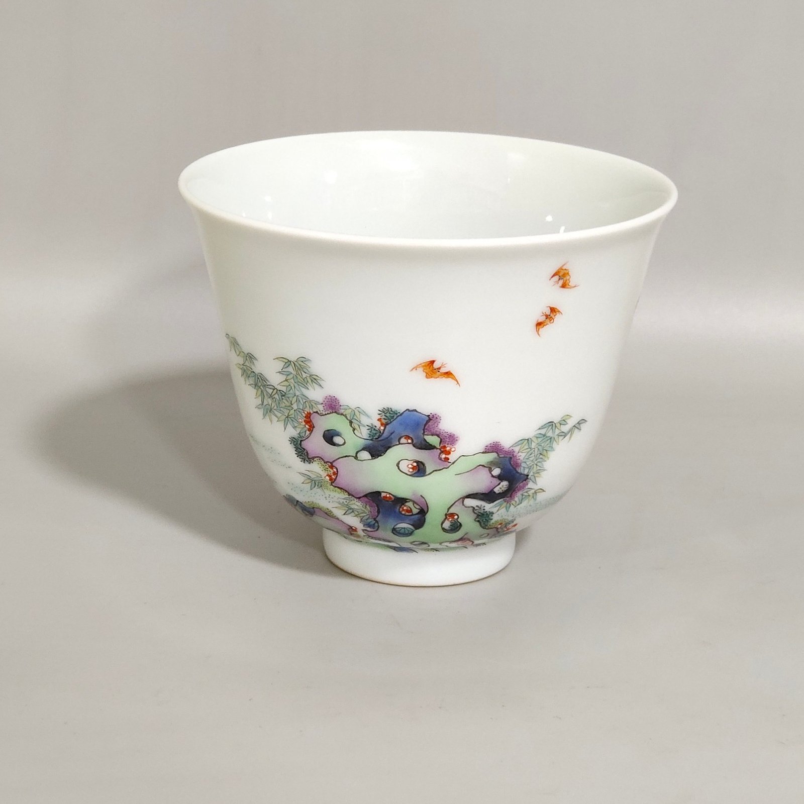 Qing Dynasty Yongzheng Wufu character story bell cup