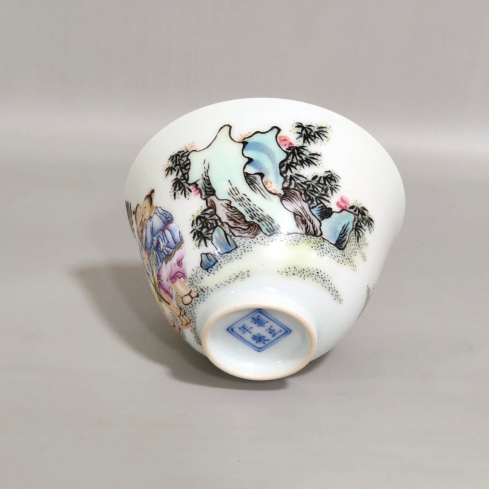 Qing Dynasty Yongzheng character story cup