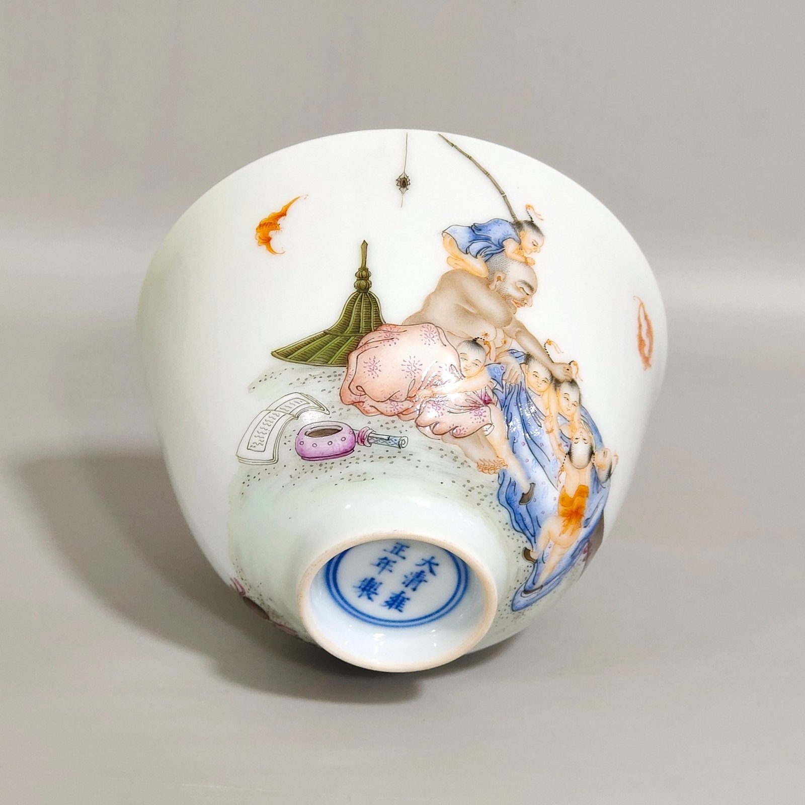 Qing Dynasty Yongzheng character story cup