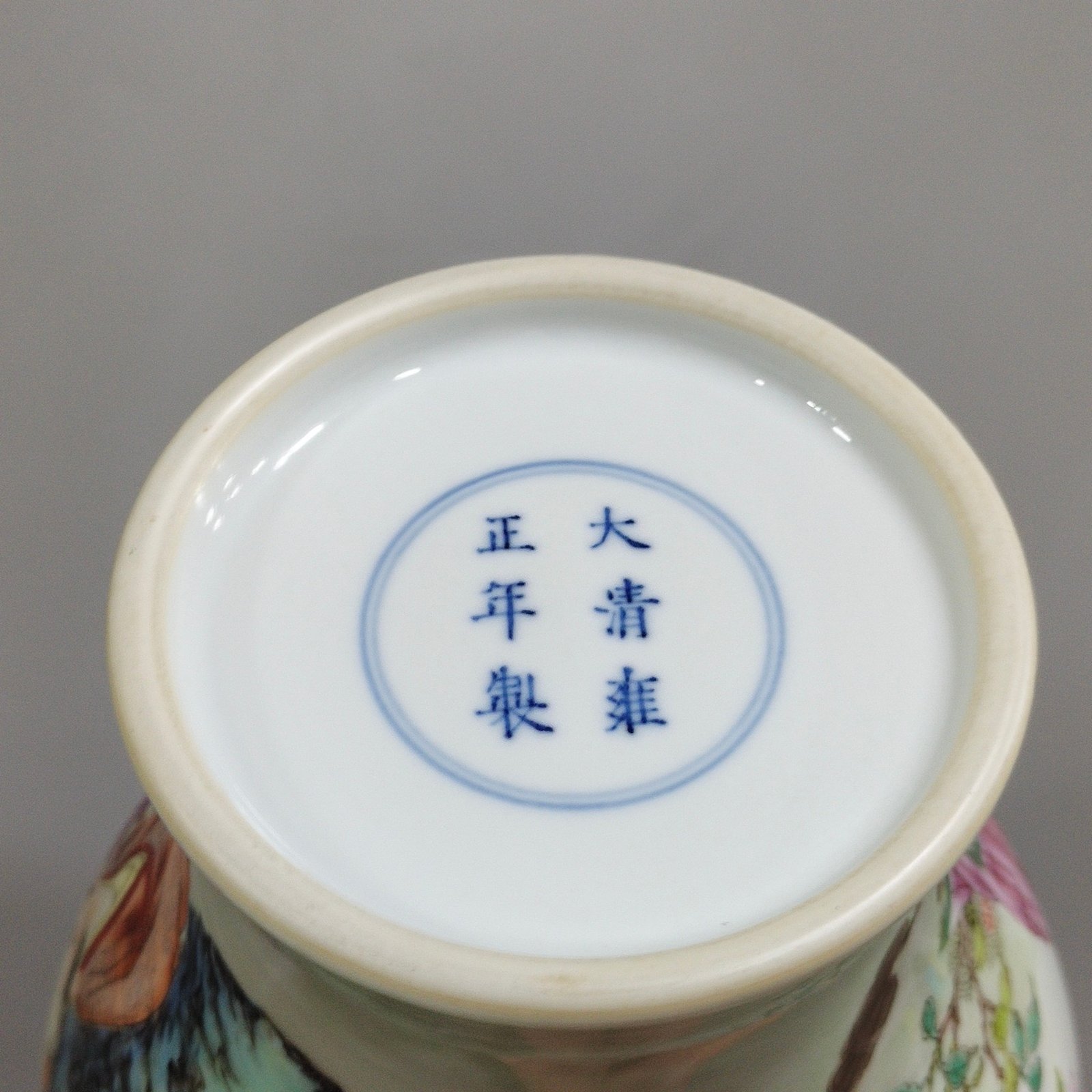 Qing Dynasty Yongzheng Olive vase with stories