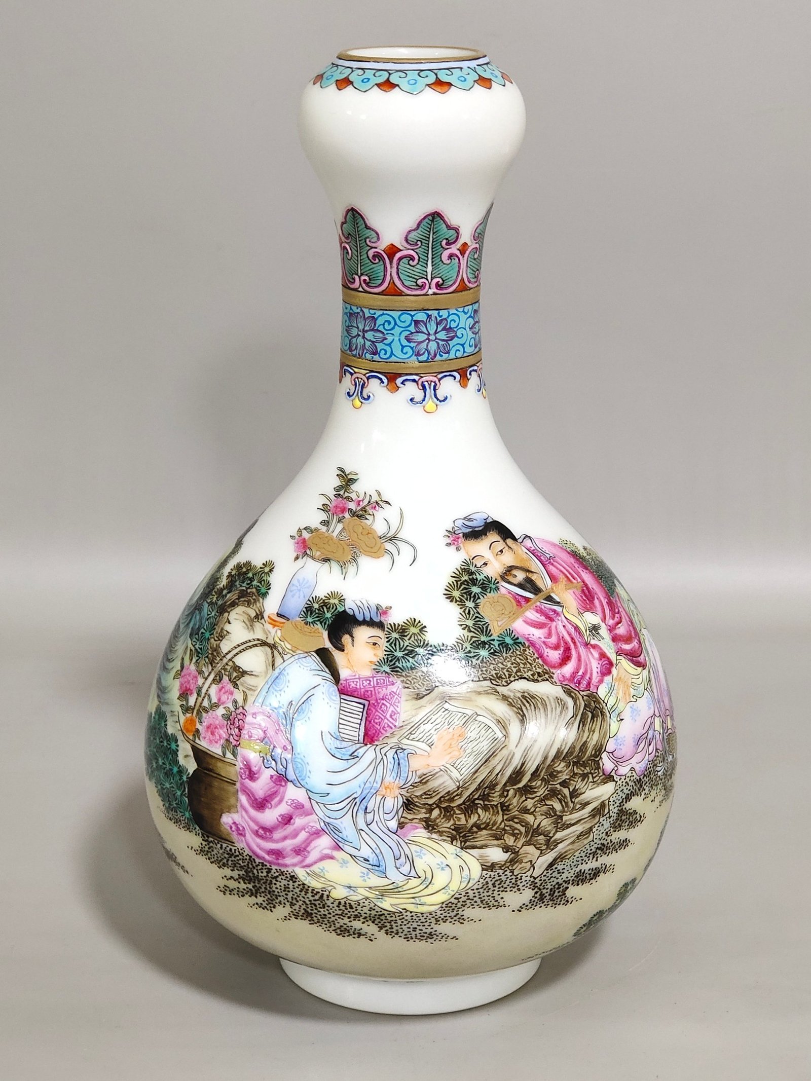 Qing Dynasty Yongzheng Garlic vase with stories