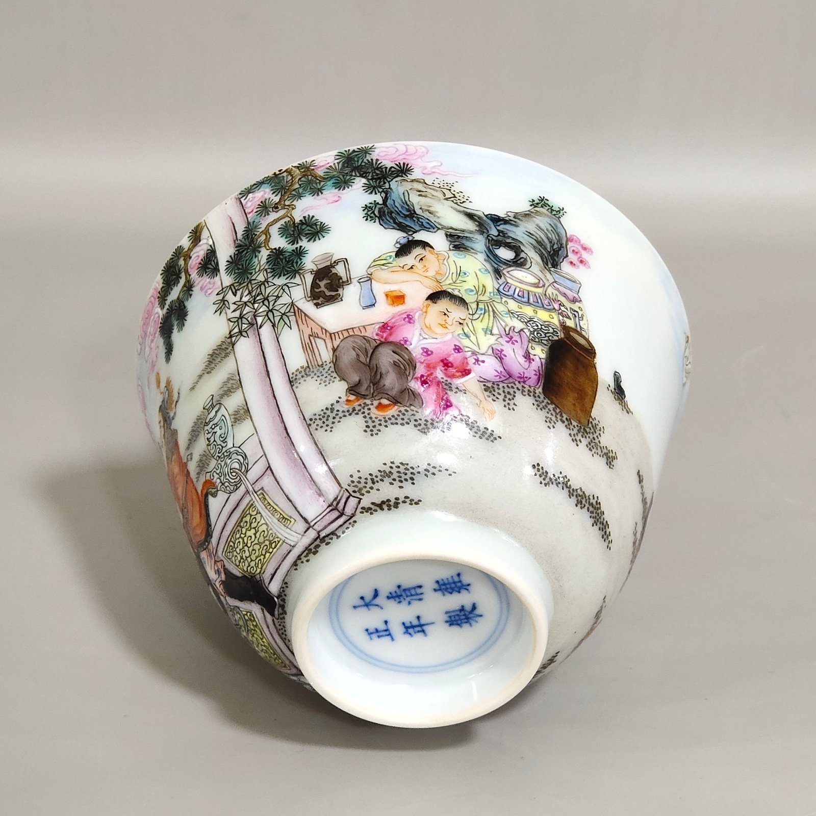 Qing Dynasty Yongzheng character story drinking cup