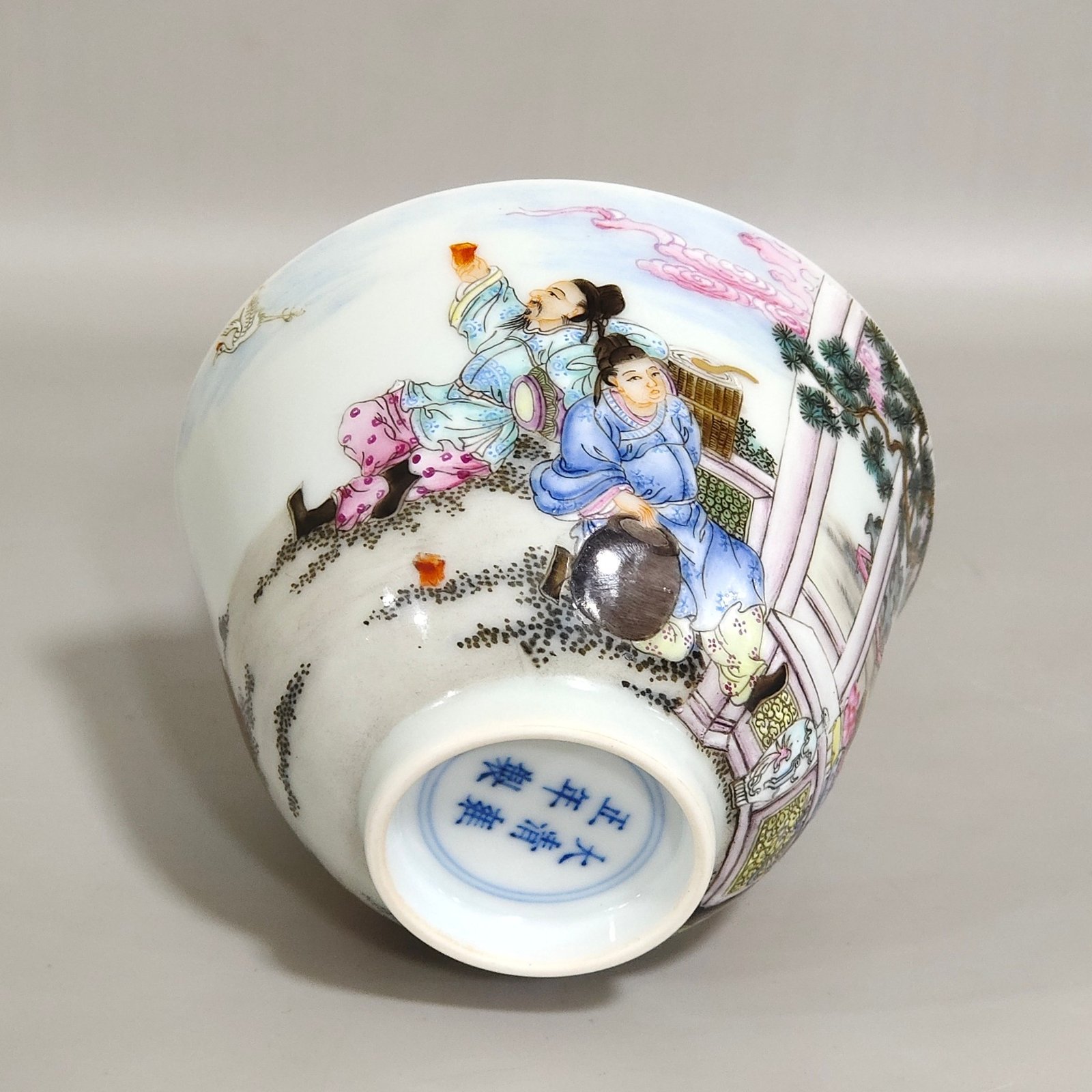 Qing Dynasty Yongzheng character story drinking cup