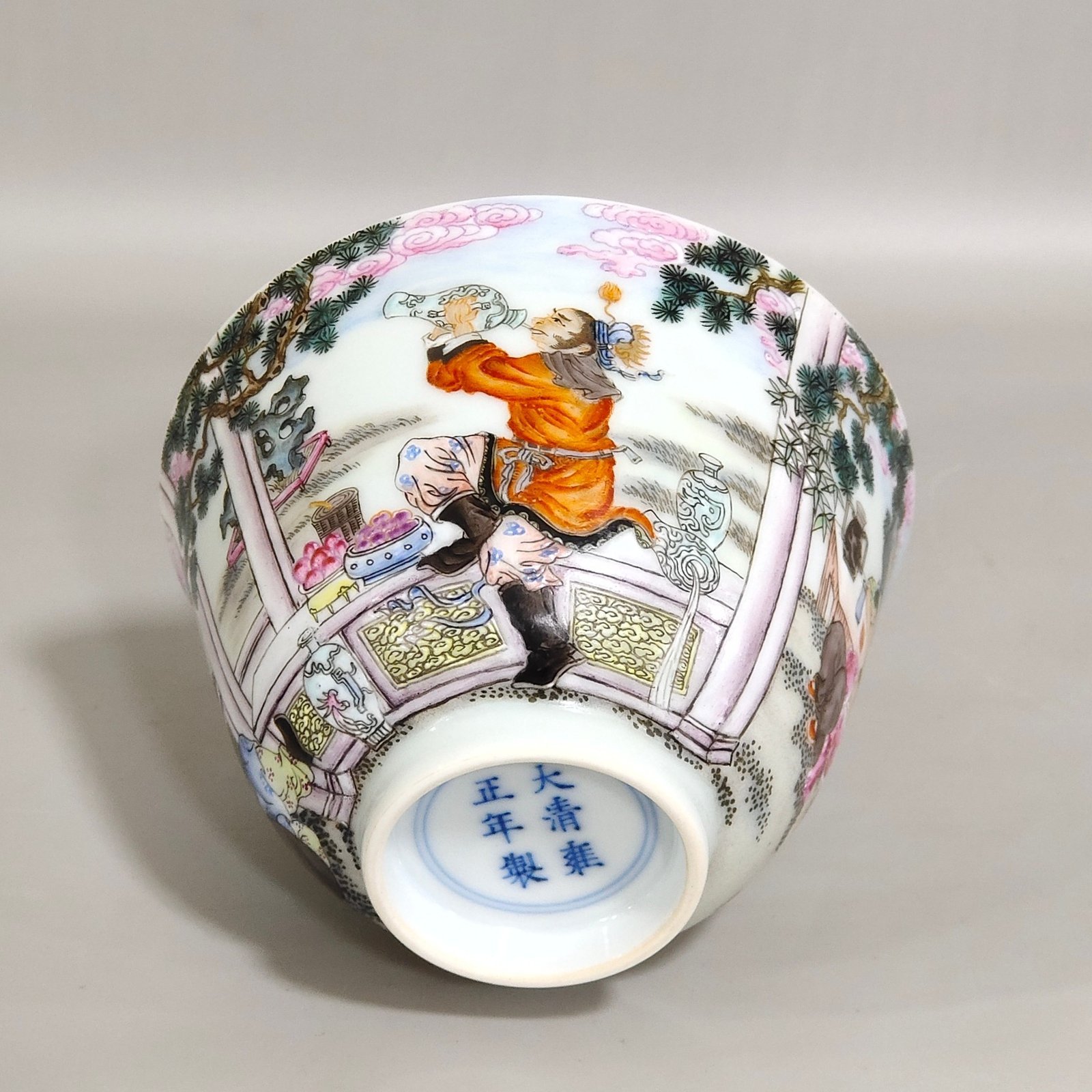 Qing Dynasty Yongzheng character story drinking cup