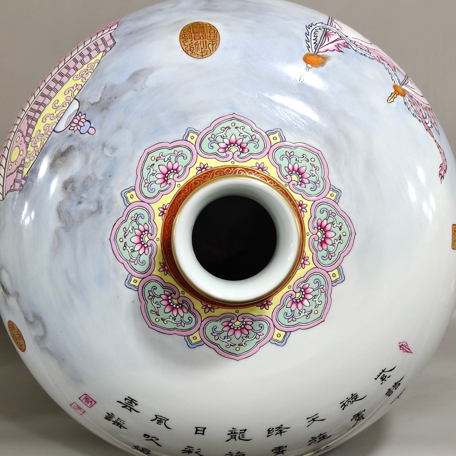 Qing Dynasty Yongzheng A large plum vase with pictures and poems