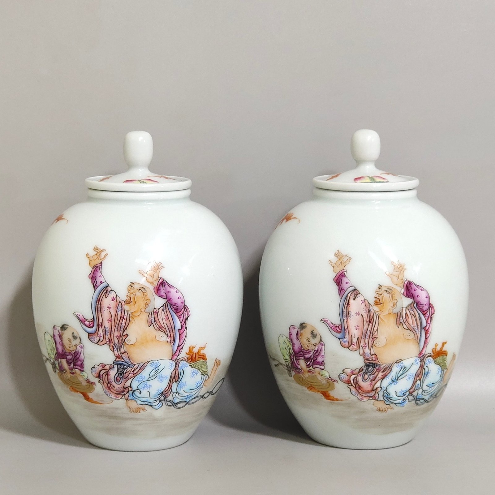 Qing Dynasty Yongzheng figure’s poem tea can