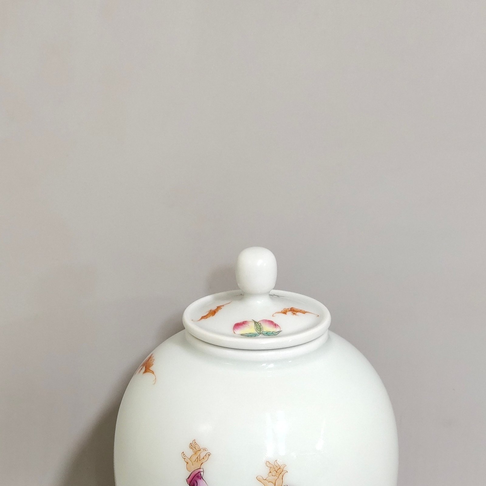 Qing Dynasty Yongzheng figure’s poem tea can