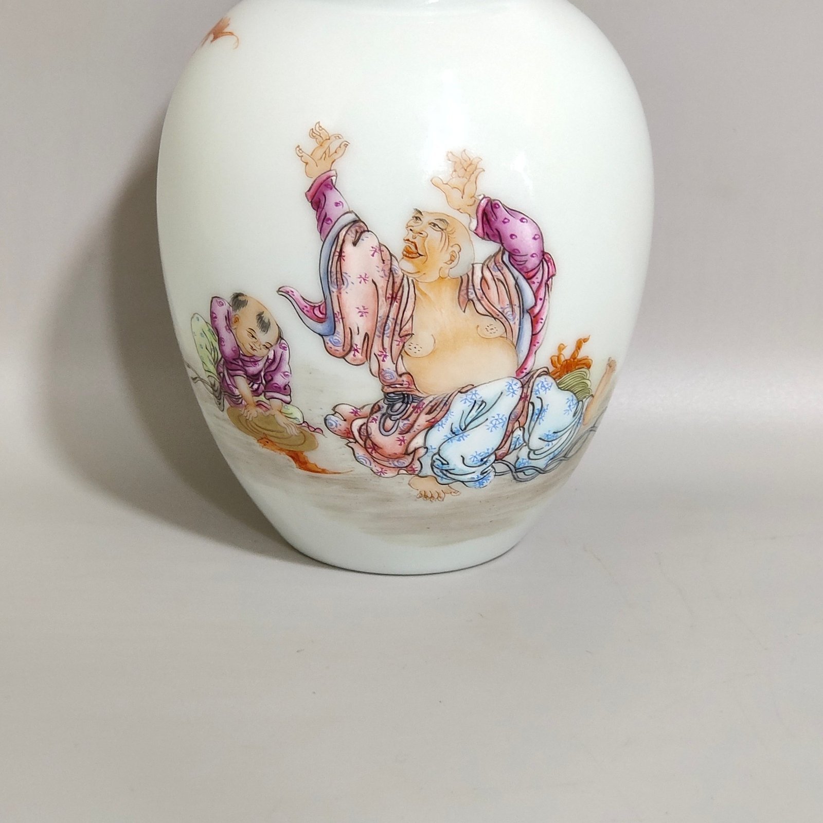 Qing Dynasty Yongzheng figure’s poem tea can