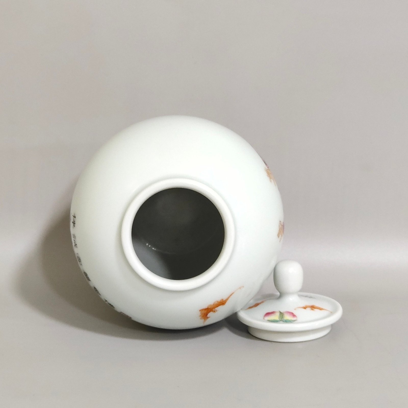 Qing Dynasty Yongzheng figure’s poem tea can