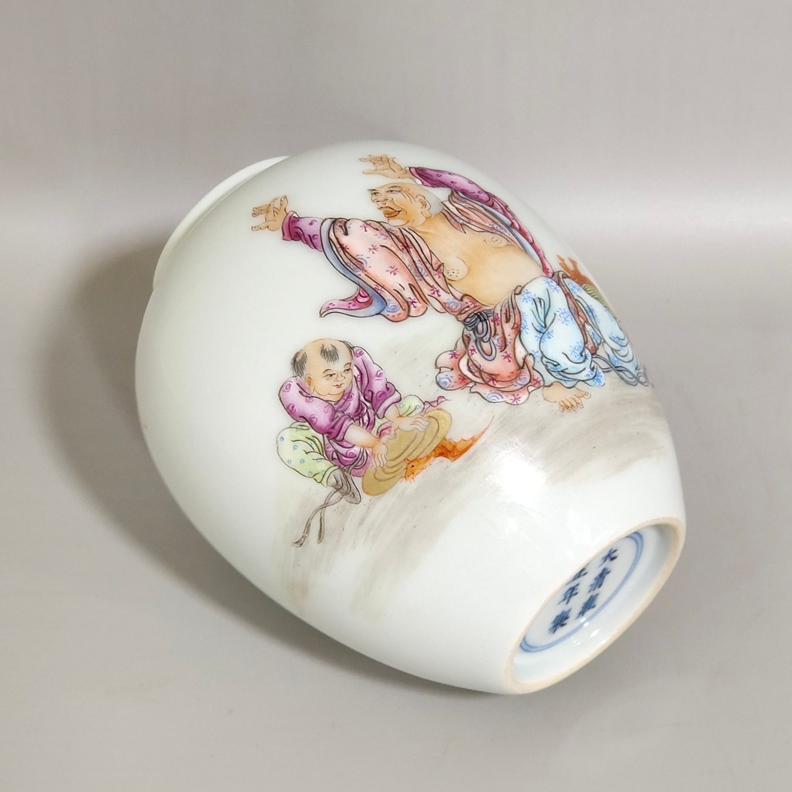 Qing Dynasty Yongzheng figure’s poem tea can