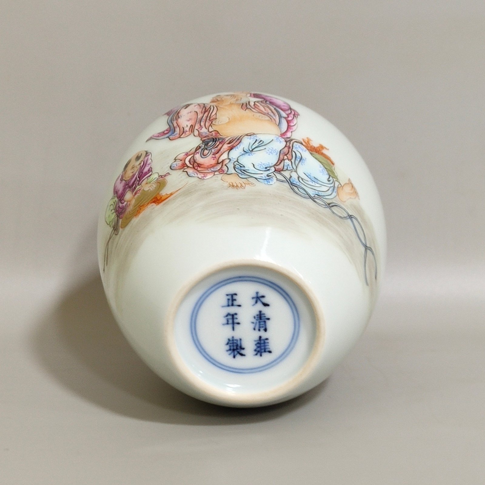Qing Dynasty Yongzheng figure’s poem tea can
