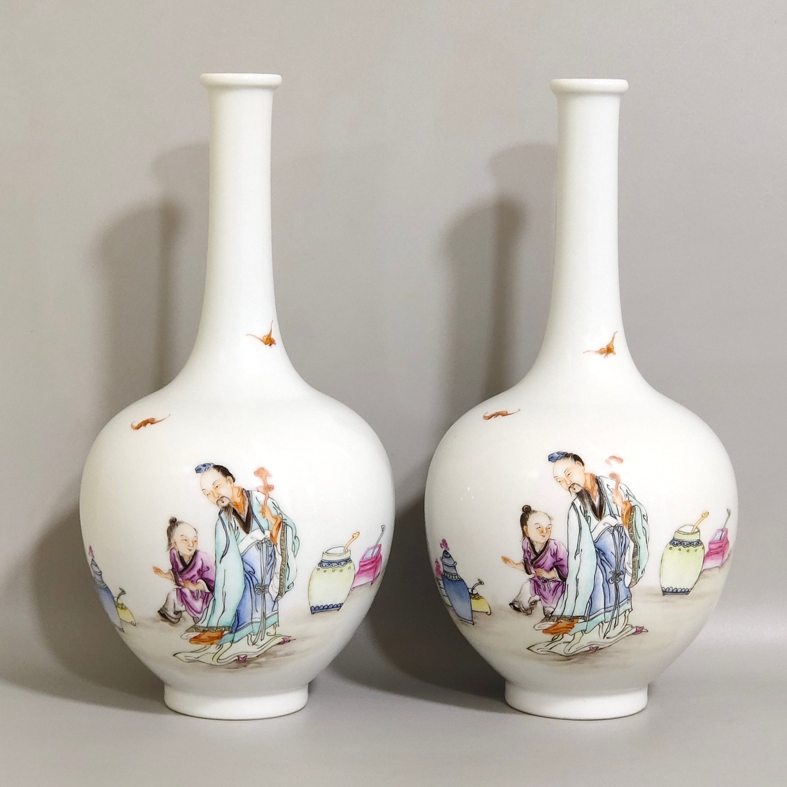 Qing Dynasty Yongzheng A flask of Gao Shina Futu a figure from Yongzheng