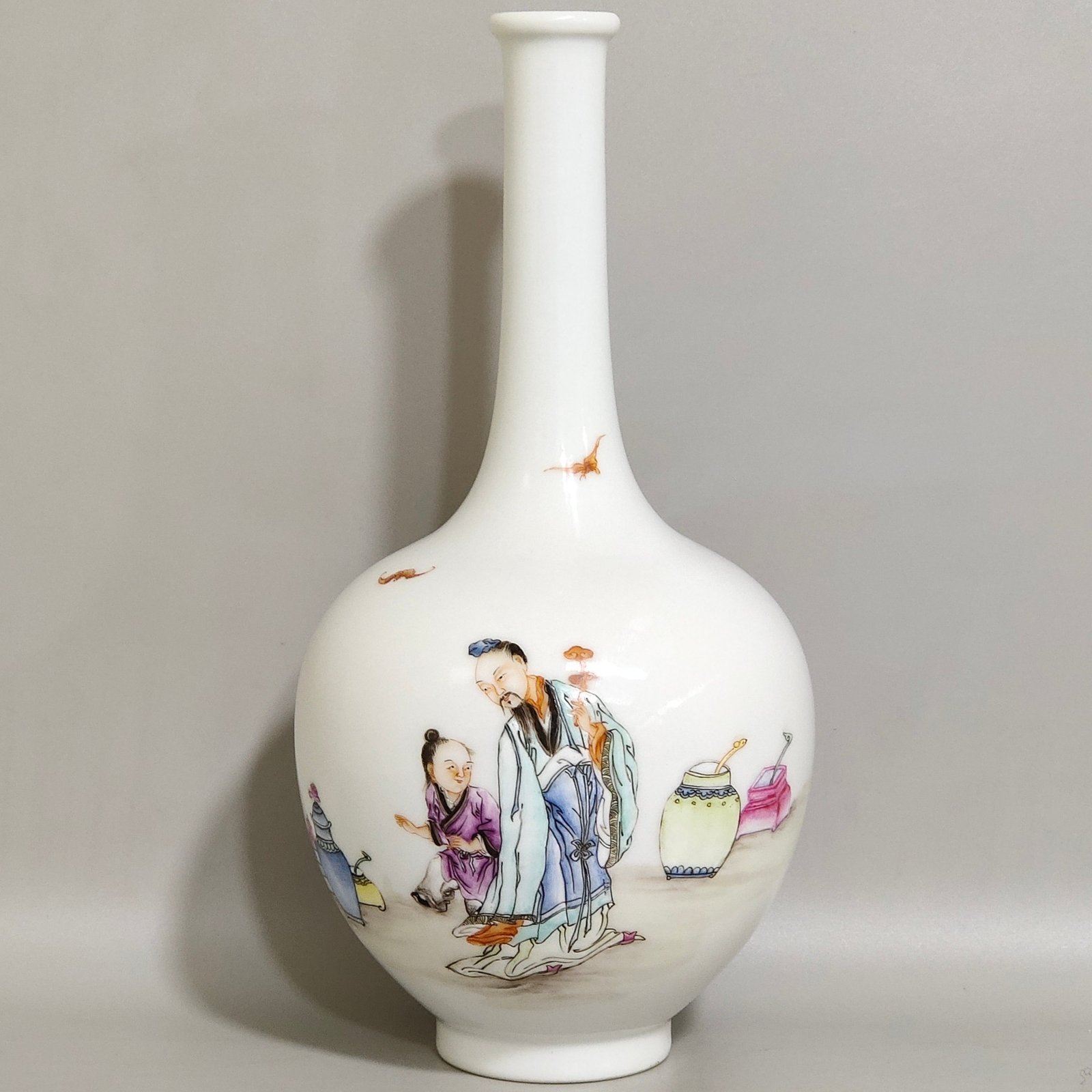 Qing Dynasty Yongzheng A flask of Gao Shina Futu a figure from Yongzheng