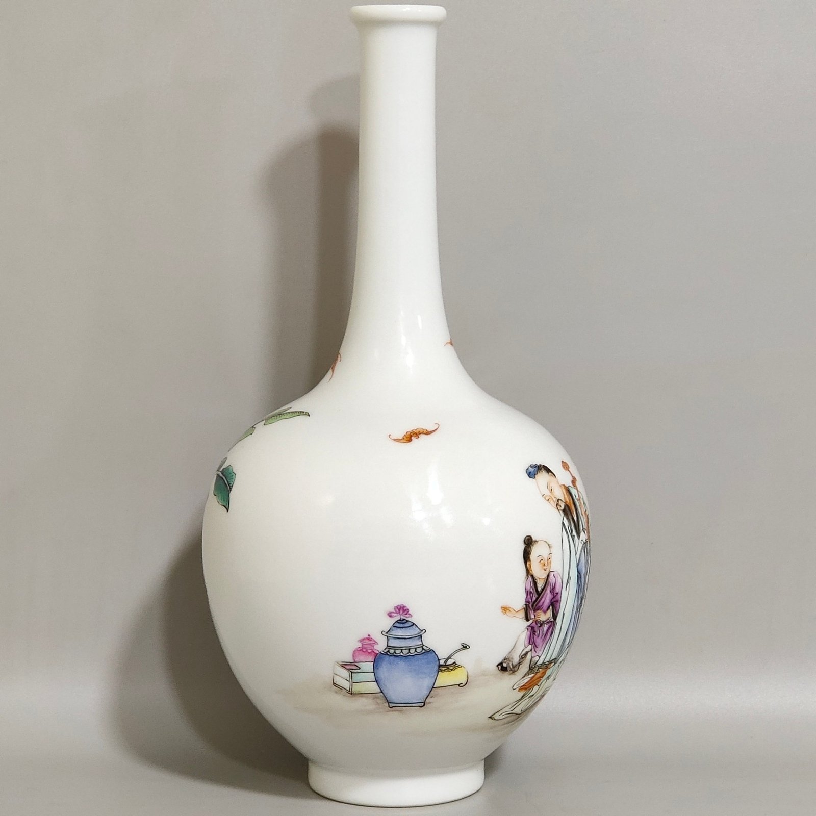 Qing Dynasty Yongzheng A flask of Gao Shina Futu a figure from Yongzheng