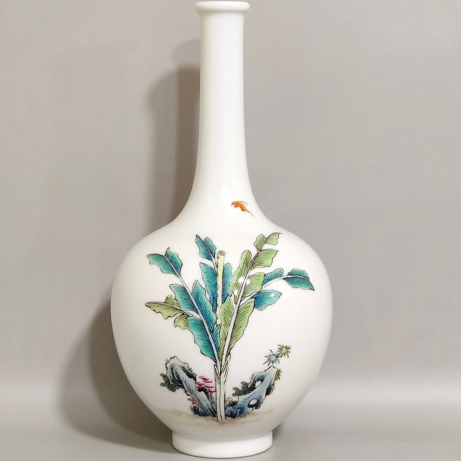 Qing Dynasty Yongzheng A flask of Gao Shina Futu a figure from Yongzheng