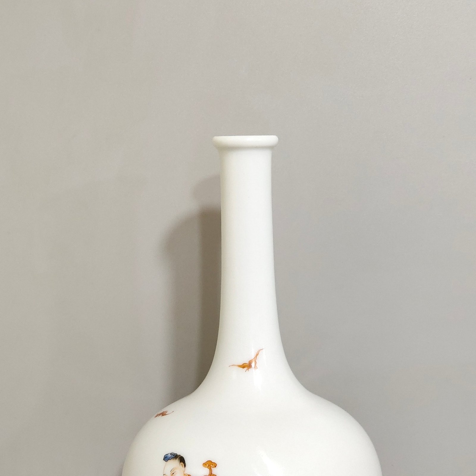 Qing Dynasty Yongzheng A flask of Gao Shina Futu a figure from Yongzheng