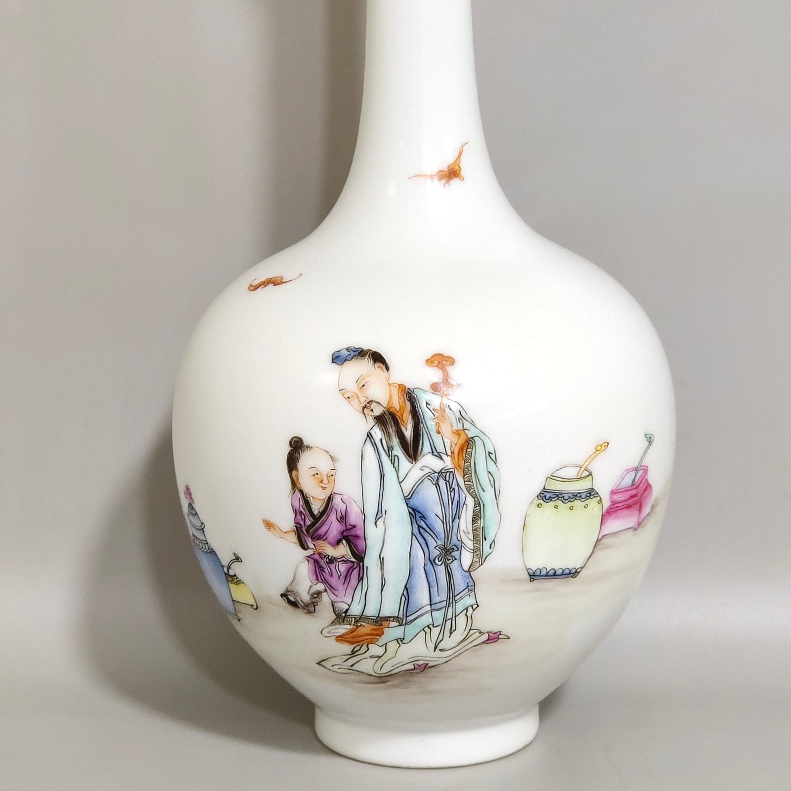 Qing Dynasty Yongzheng A flask of Gao Shina Futu a figure from Yongzheng