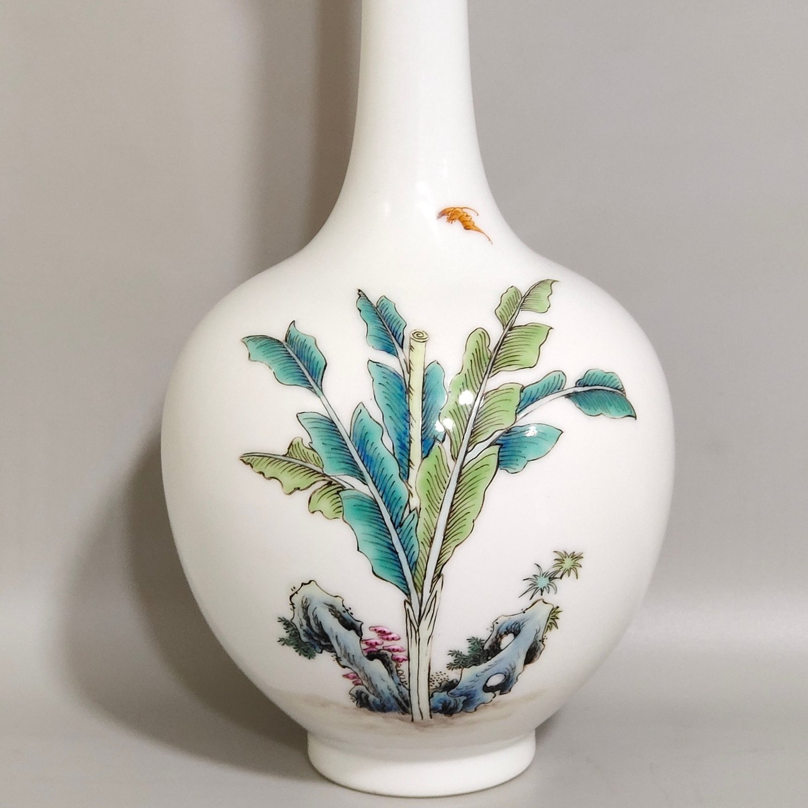 Qing Dynasty Yongzheng A flask of Gao Shina Futu a figure from Yongzheng