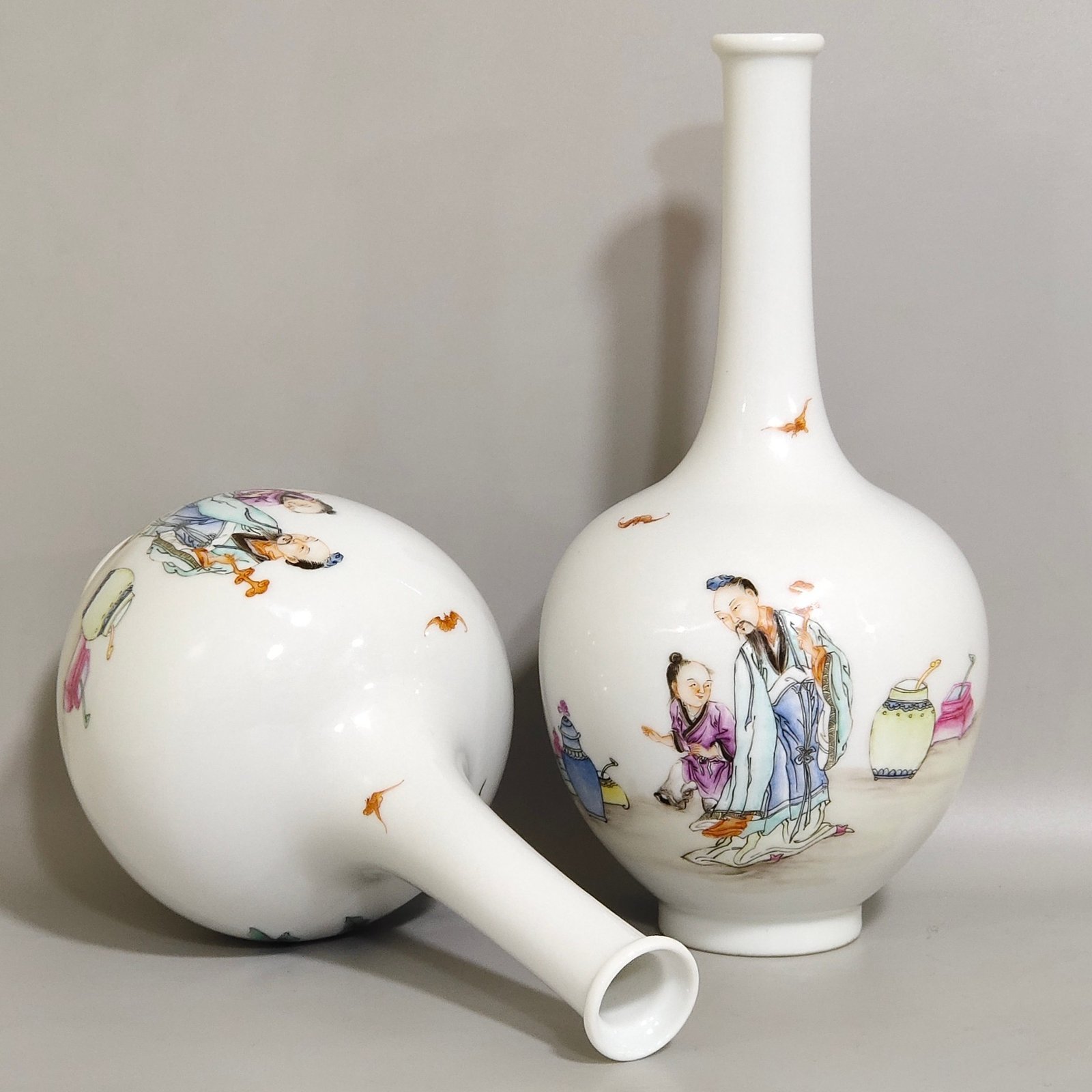 Qing Dynasty Yongzheng A flask of Gao Shina Futu a figure from Yongzheng