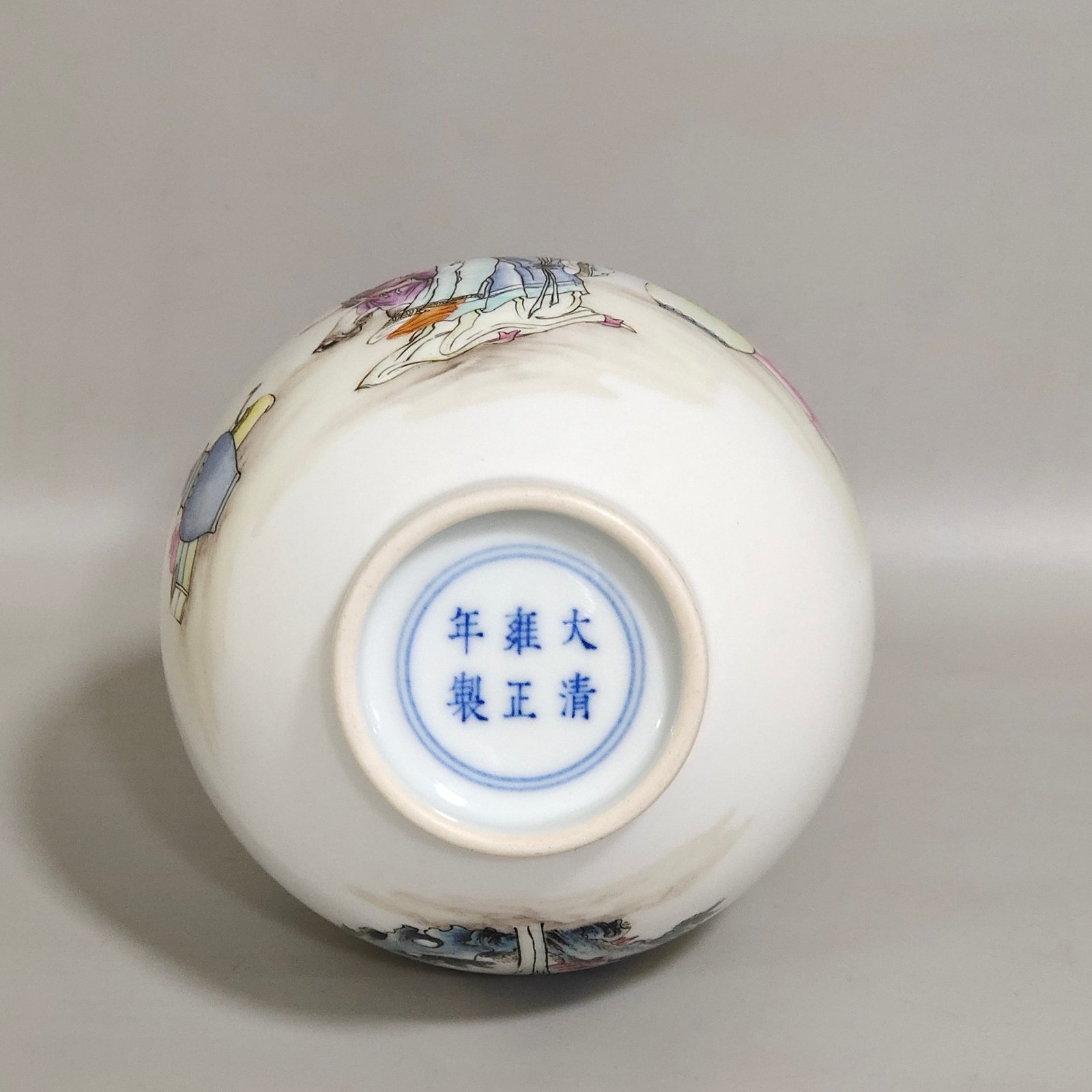 Qing Dynasty Yongzheng A flask of Gao Shina Futu a figure from Yongzheng