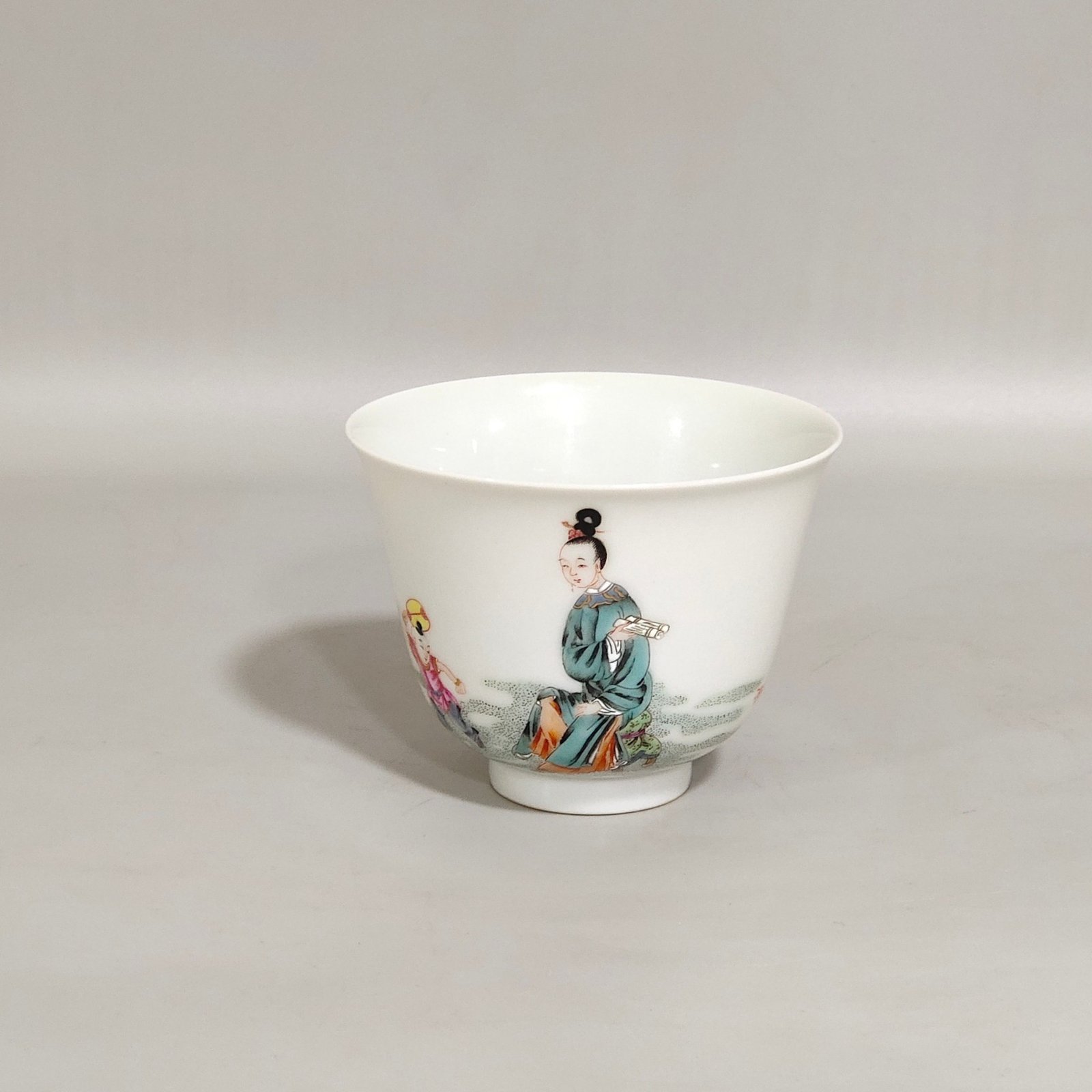Qing Dynasty Yongzheng lady’s belt picture thin cup