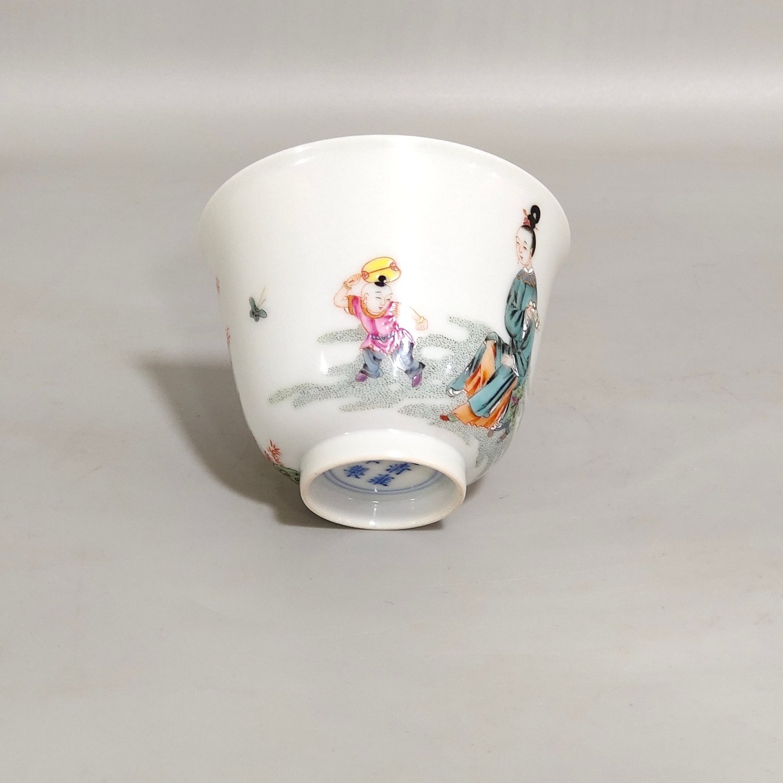 Qing Dynasty Yongzheng lady’s belt picture thin cup