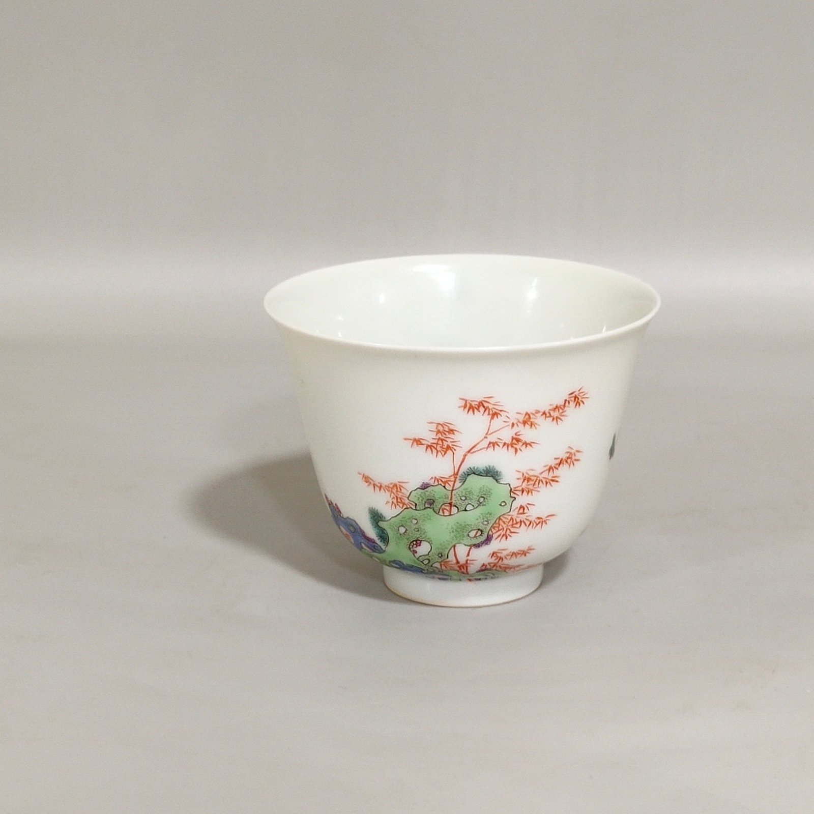 Qing Dynasty Yongzheng lady’s belt picture thin cup