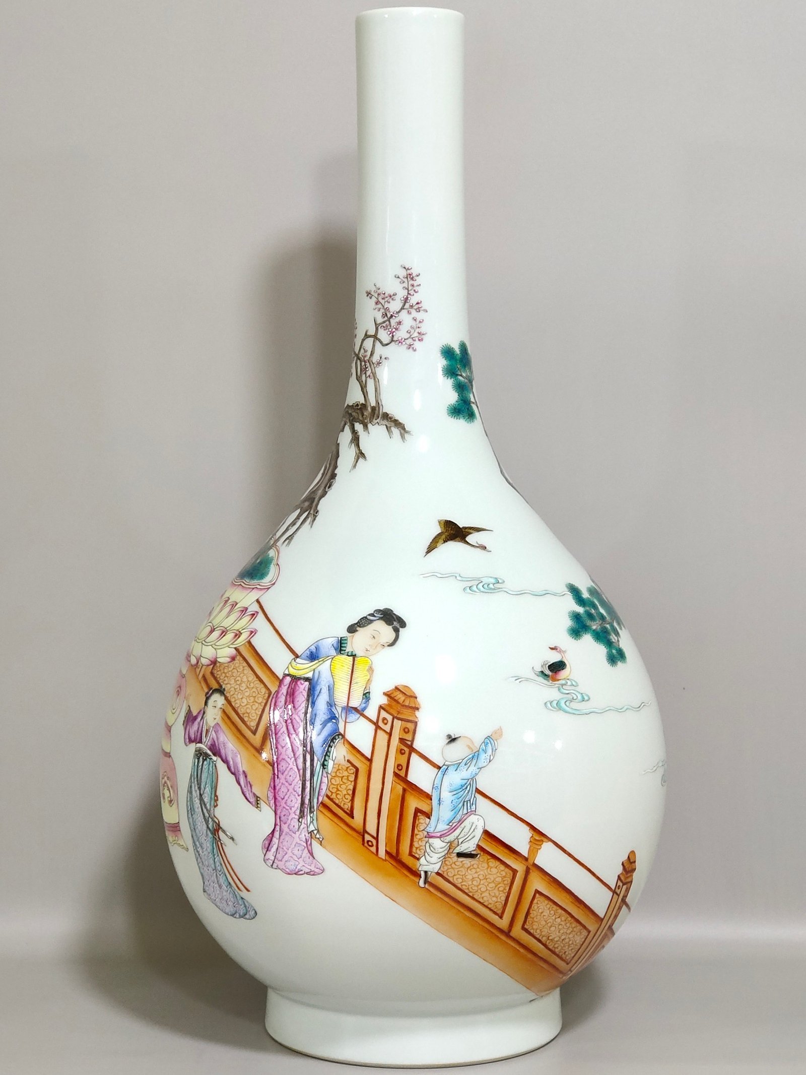 Qing Dynasty Yongzheng lady’s tapestry flask