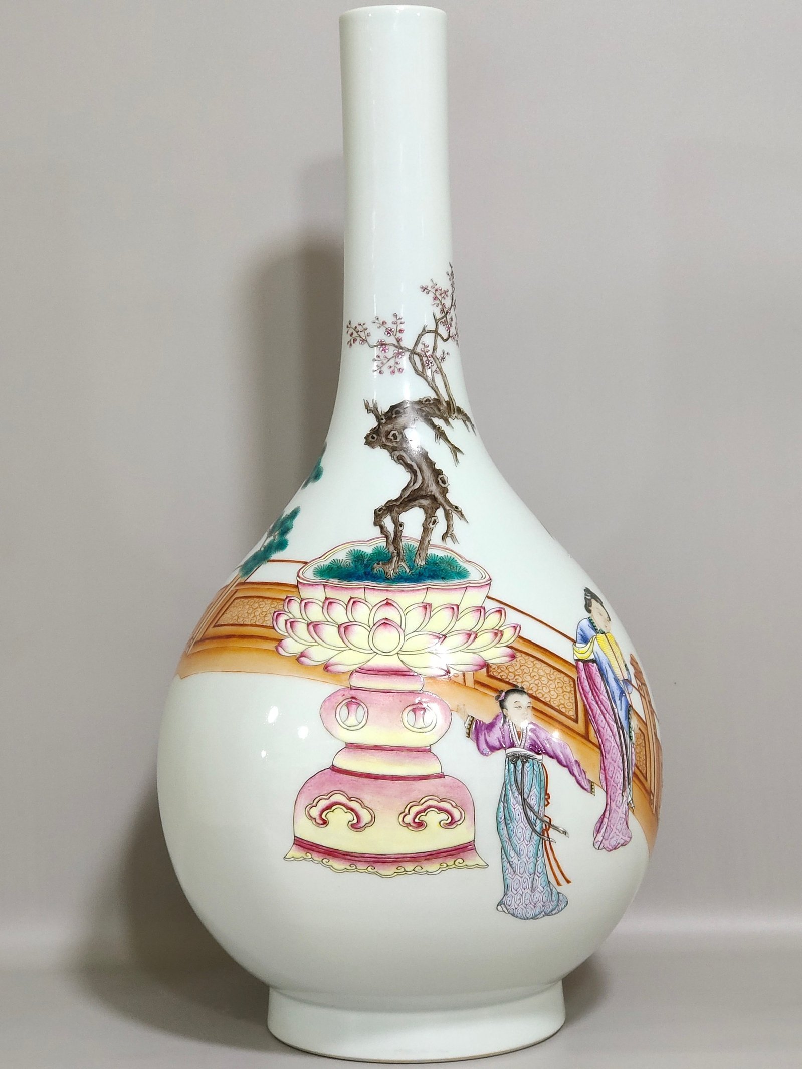 Qing Dynasty Yongzheng lady’s tapestry flask