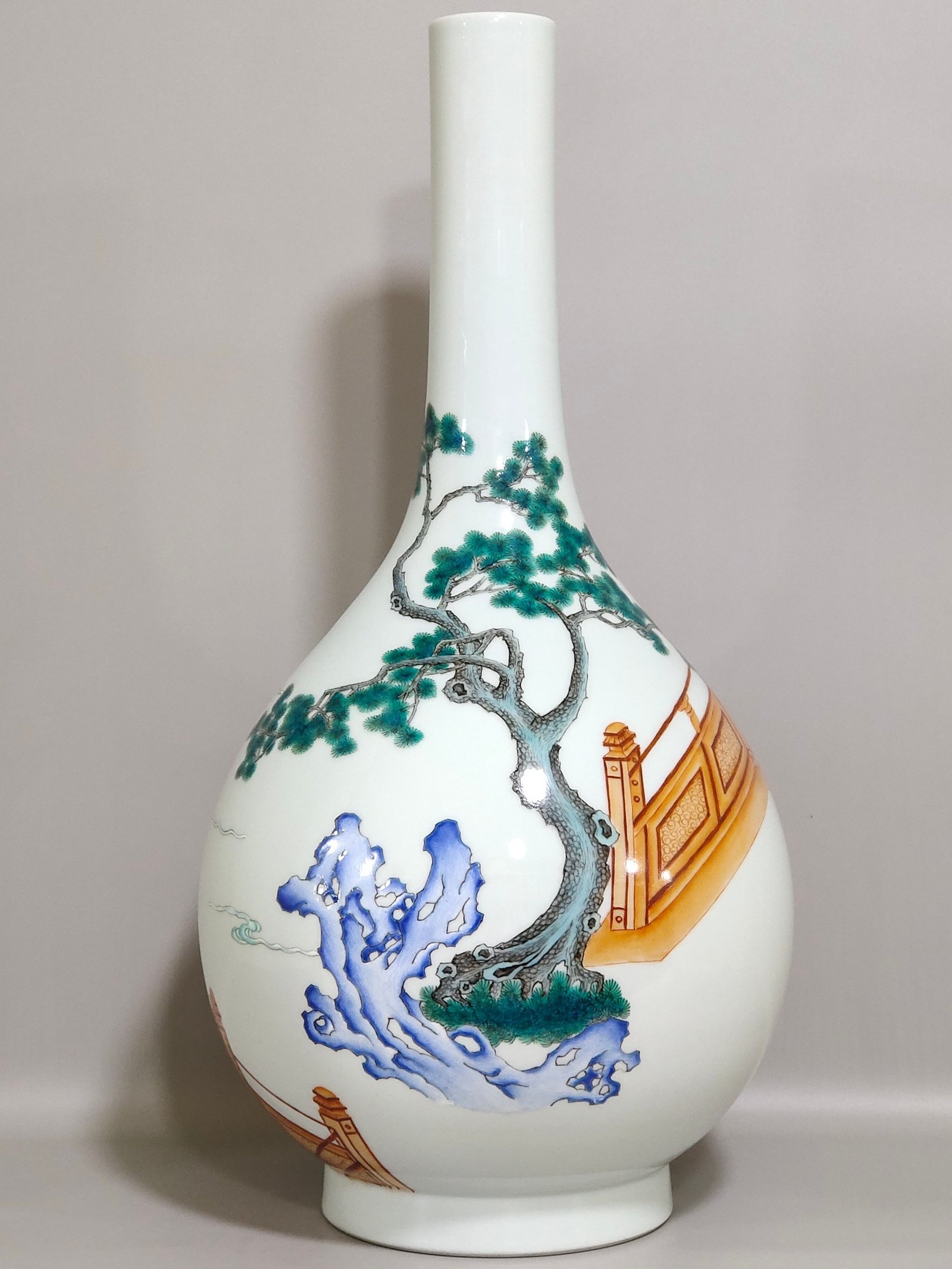 Qing Dynasty Yongzheng lady’s tapestry flask