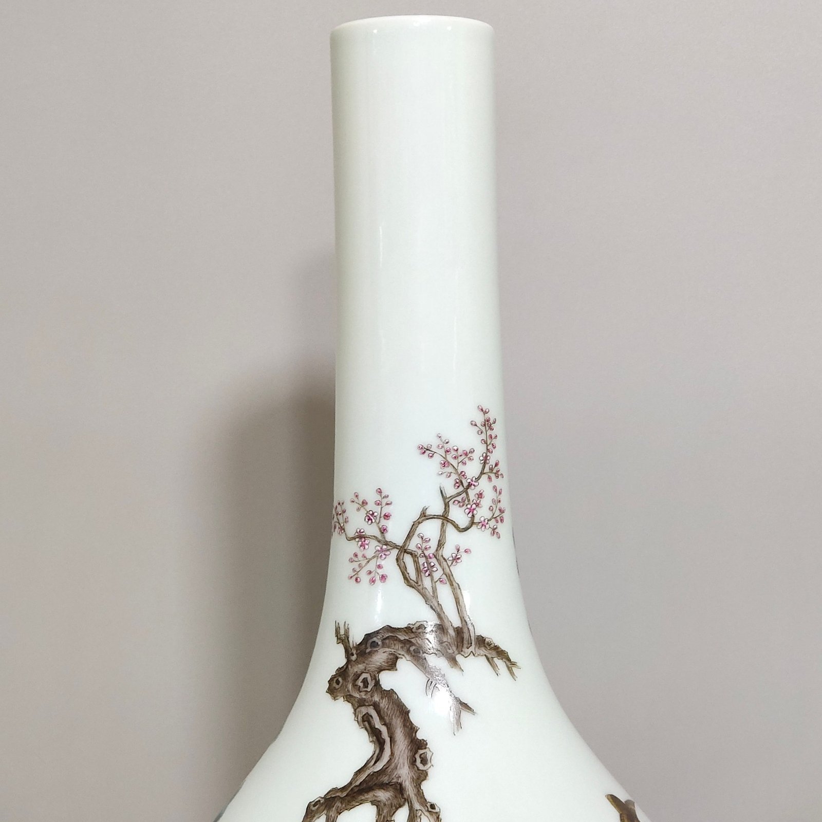 Qing Dynasty Yongzheng lady’s tapestry flask
