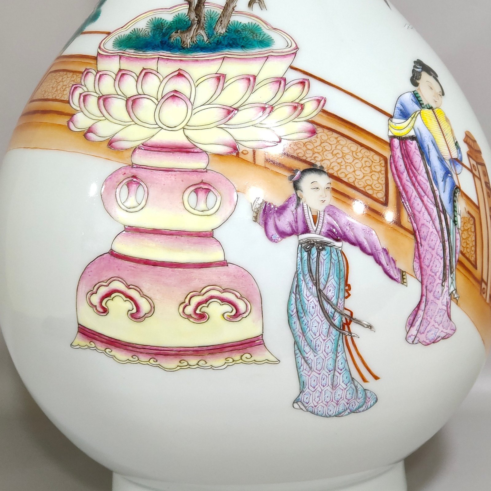Qing Dynasty Yongzheng lady’s tapestry flask