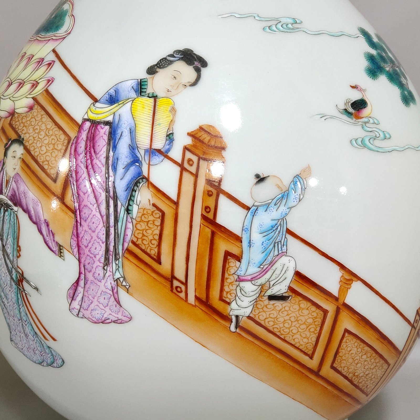 Qing Dynasty Yongzheng lady’s tapestry flask
