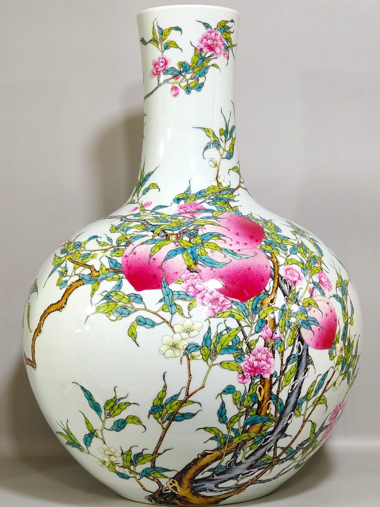Qing Dynasty Yongzheng Eight Peach Celestial Ball Vase