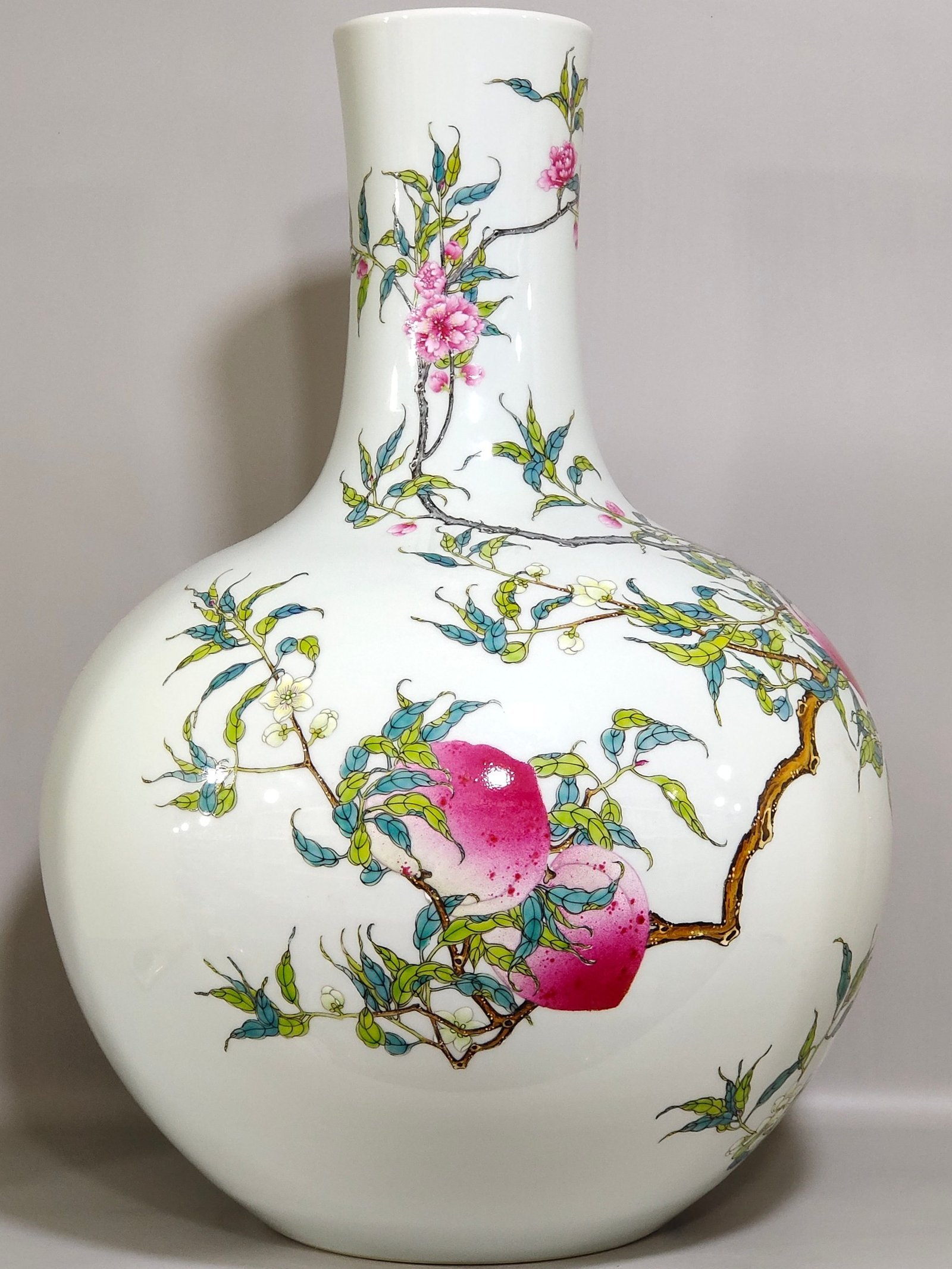 Qing Dynasty Yongzheng Eight Peach Celestial Ball Vase