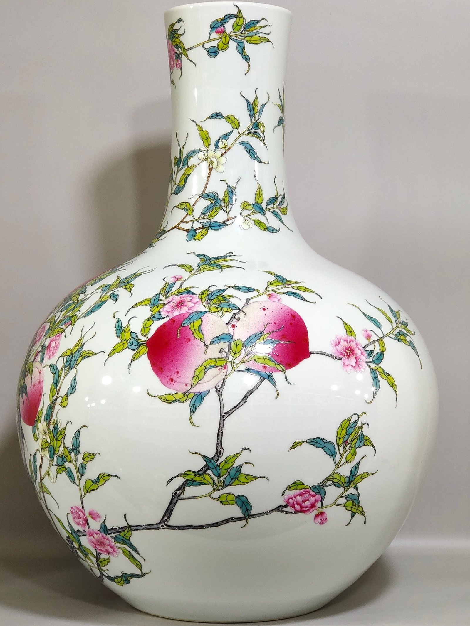 Qing Dynasty Yongzheng Eight Peach Celestial Ball Vase