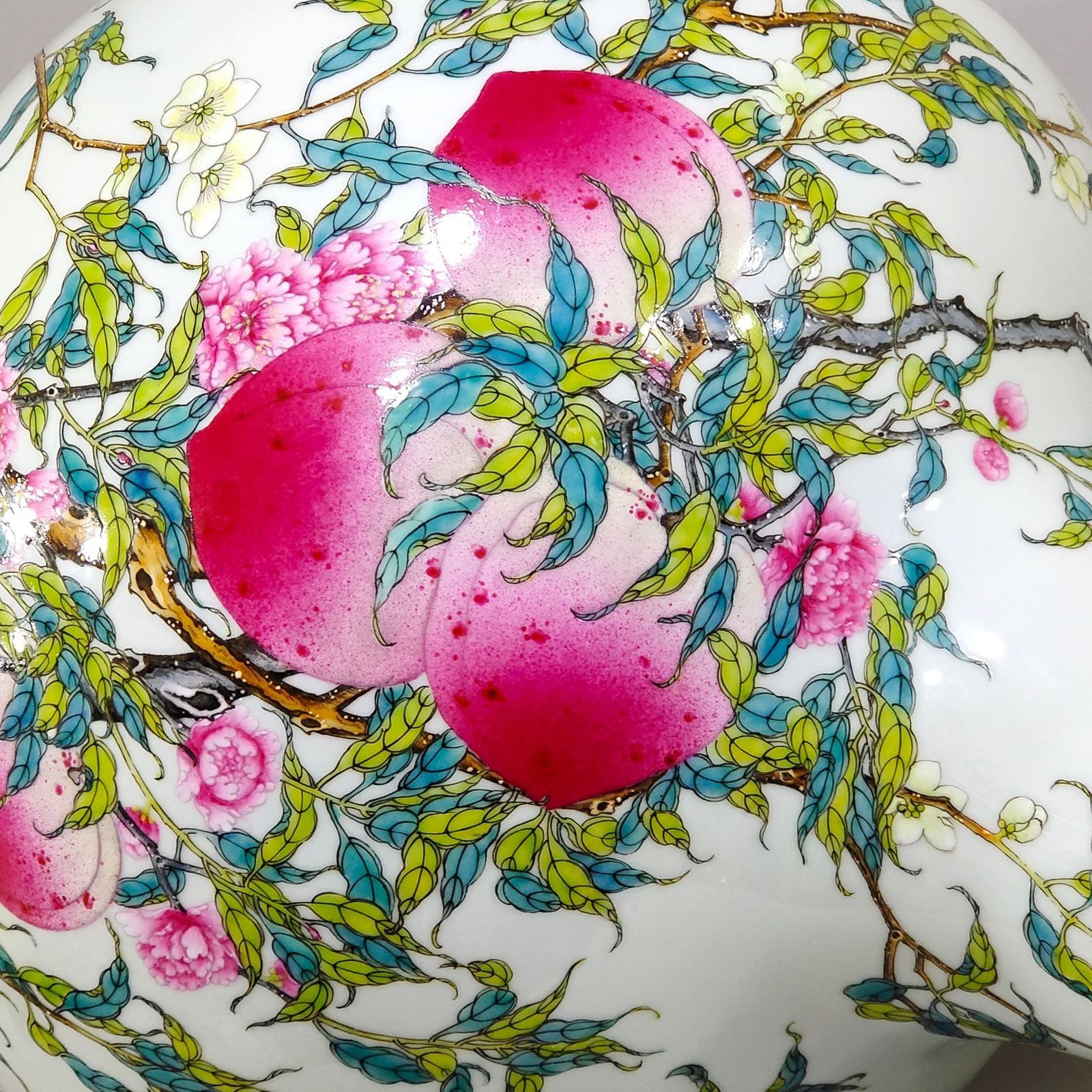 Qing Dynasty Yongzheng Eight Peach Celestial Ball Vase