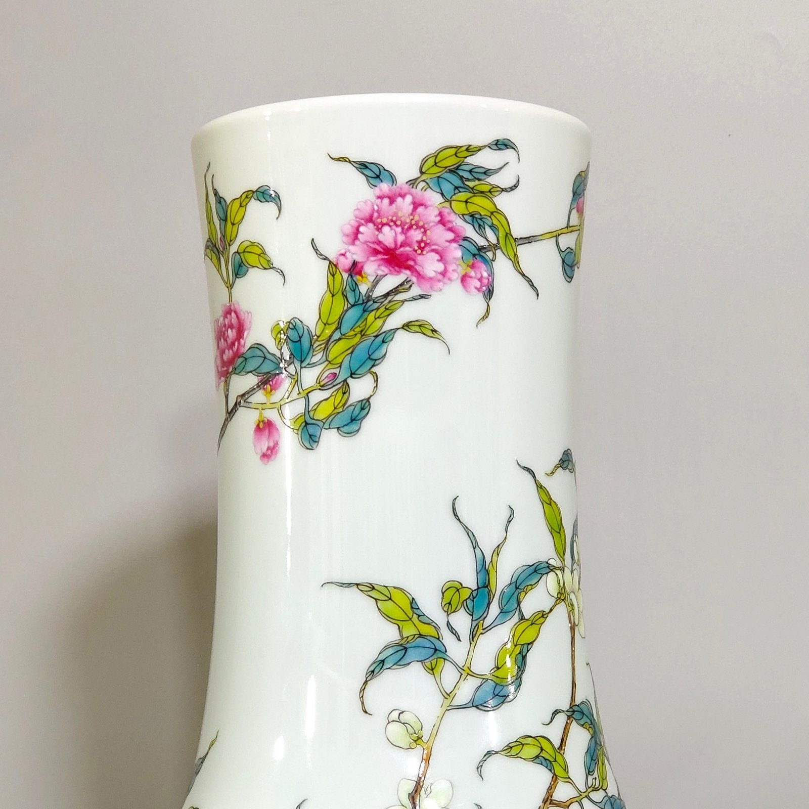 Qing Dynasty Yongzheng Eight Peach Celestial Ball Vase