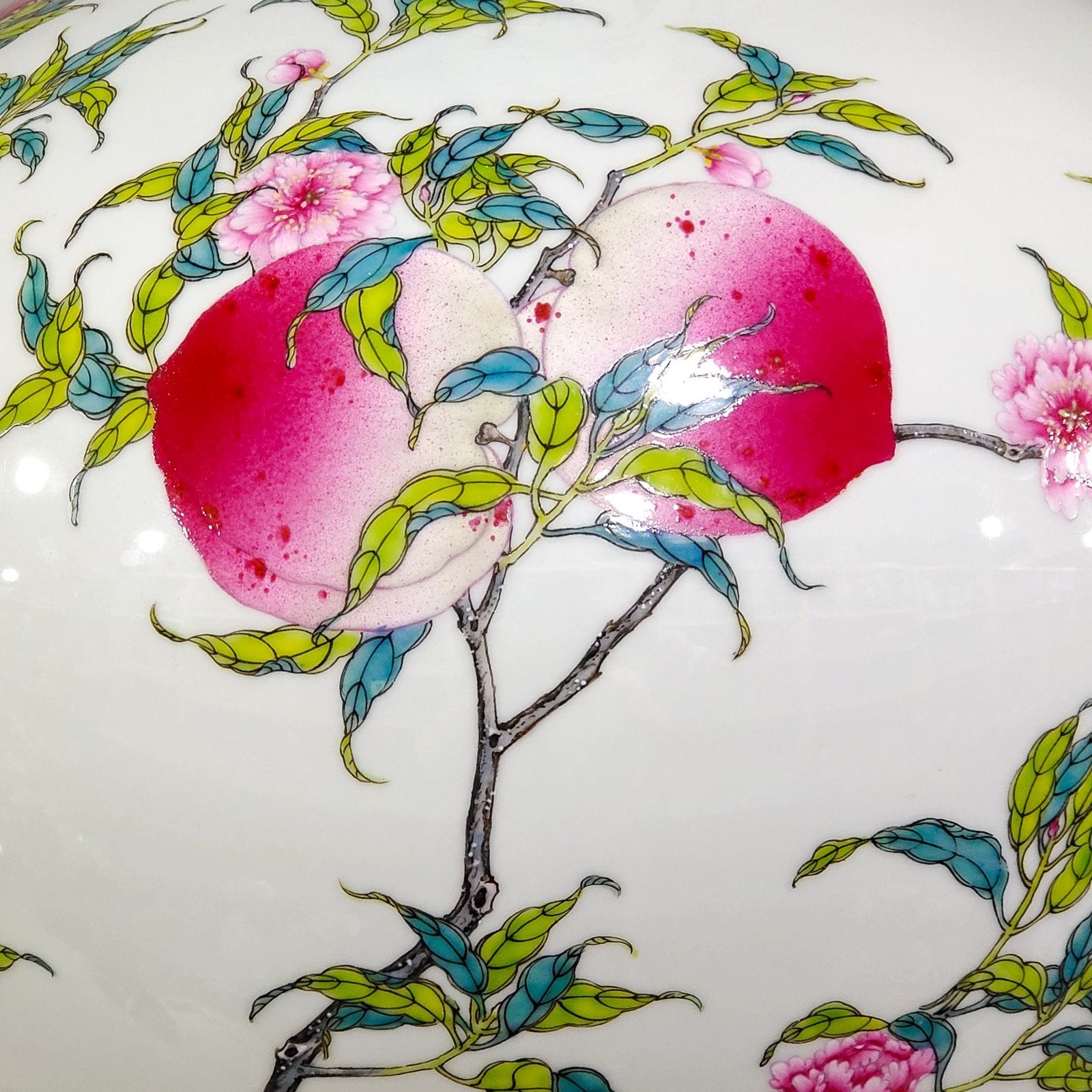 Qing Dynasty Yongzheng Eight Peach Celestial Ball Vase