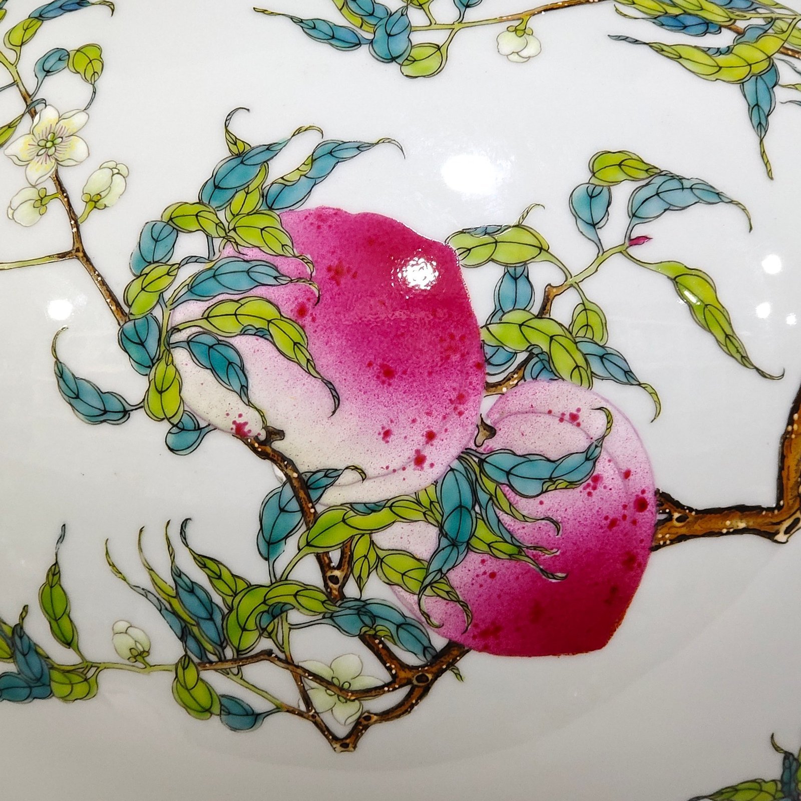 Qing Dynasty Yongzheng Eight Peach Celestial Ball Vase