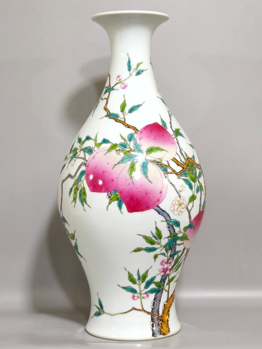 Qing Dynasty Yongzheng Eight Peach Olive Vase