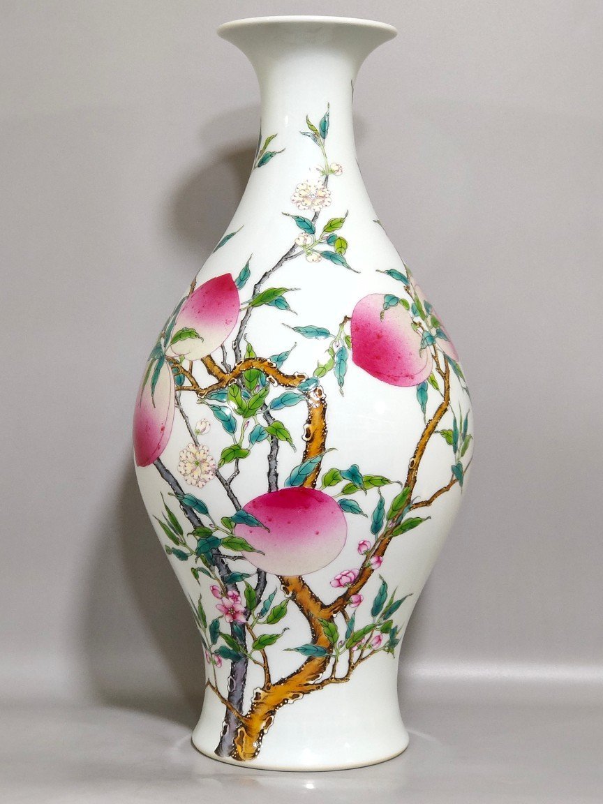 Qing Dynasty Yongzheng Eight Peach Olive Vase